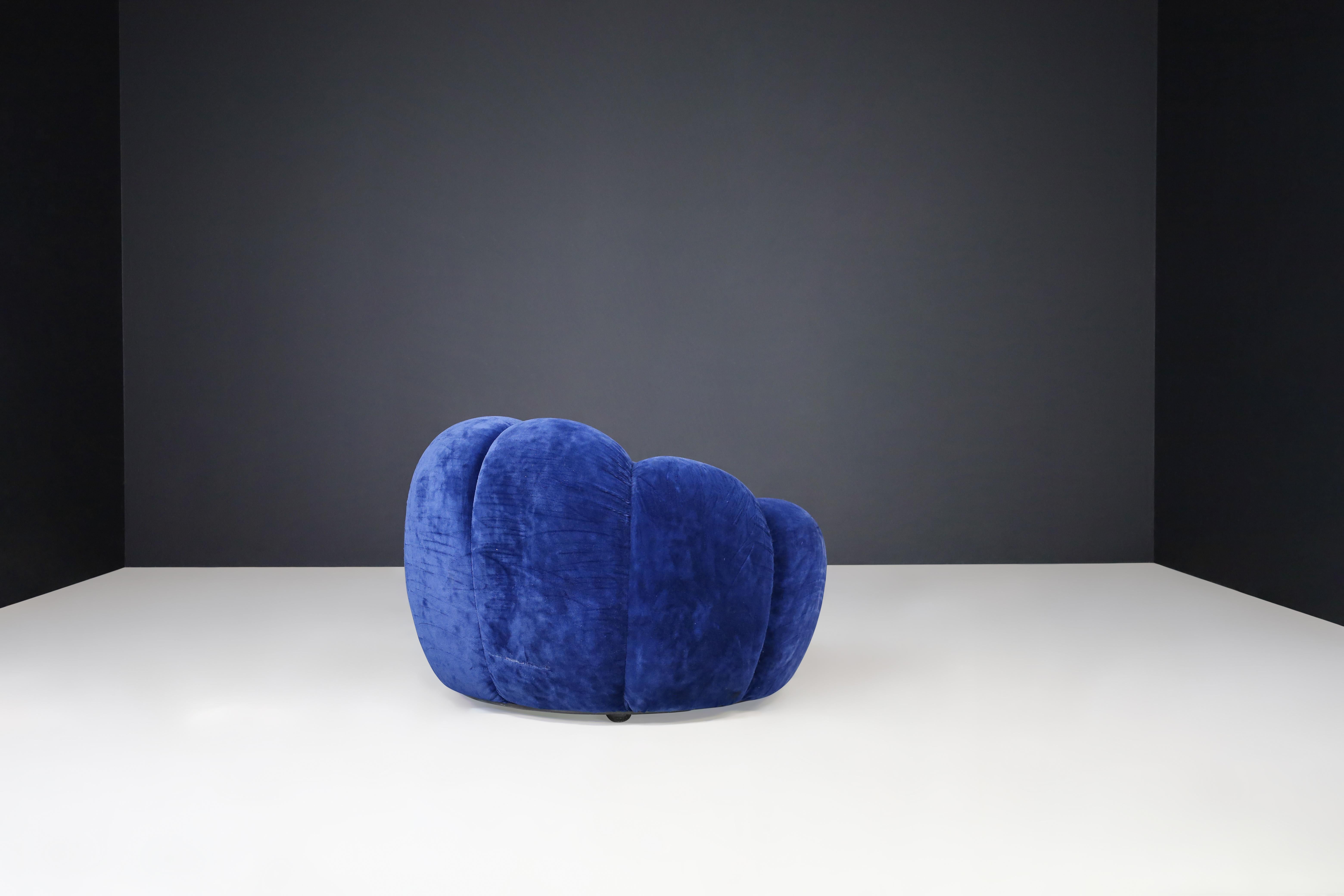 Italian Blue Velvet Lounge Chair, 1970s – Original Upholstery For Sale 1
