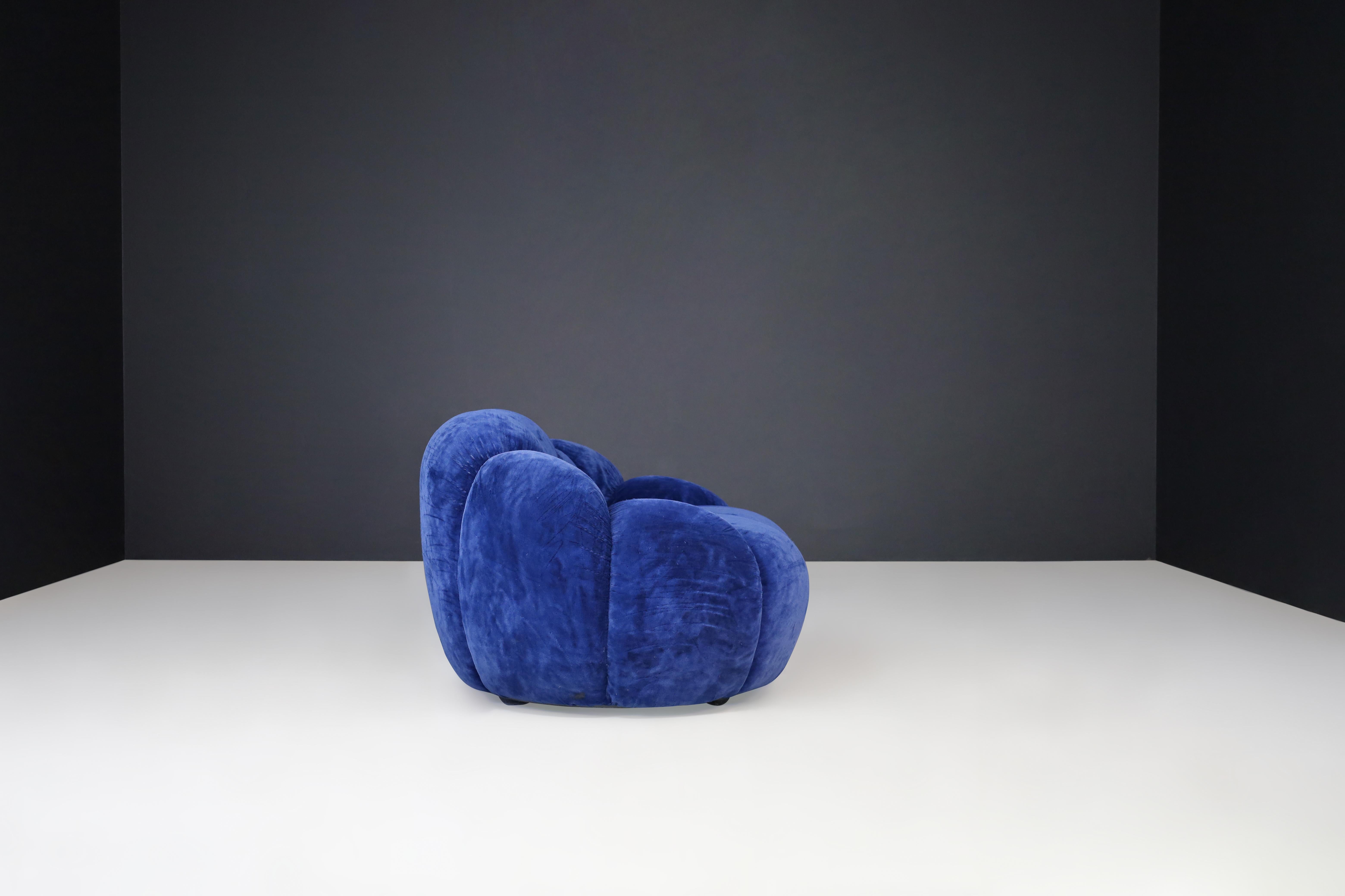 Italian Blue Velvet Lounge Chair, 1970s – Original Upholstery For Sale 2
