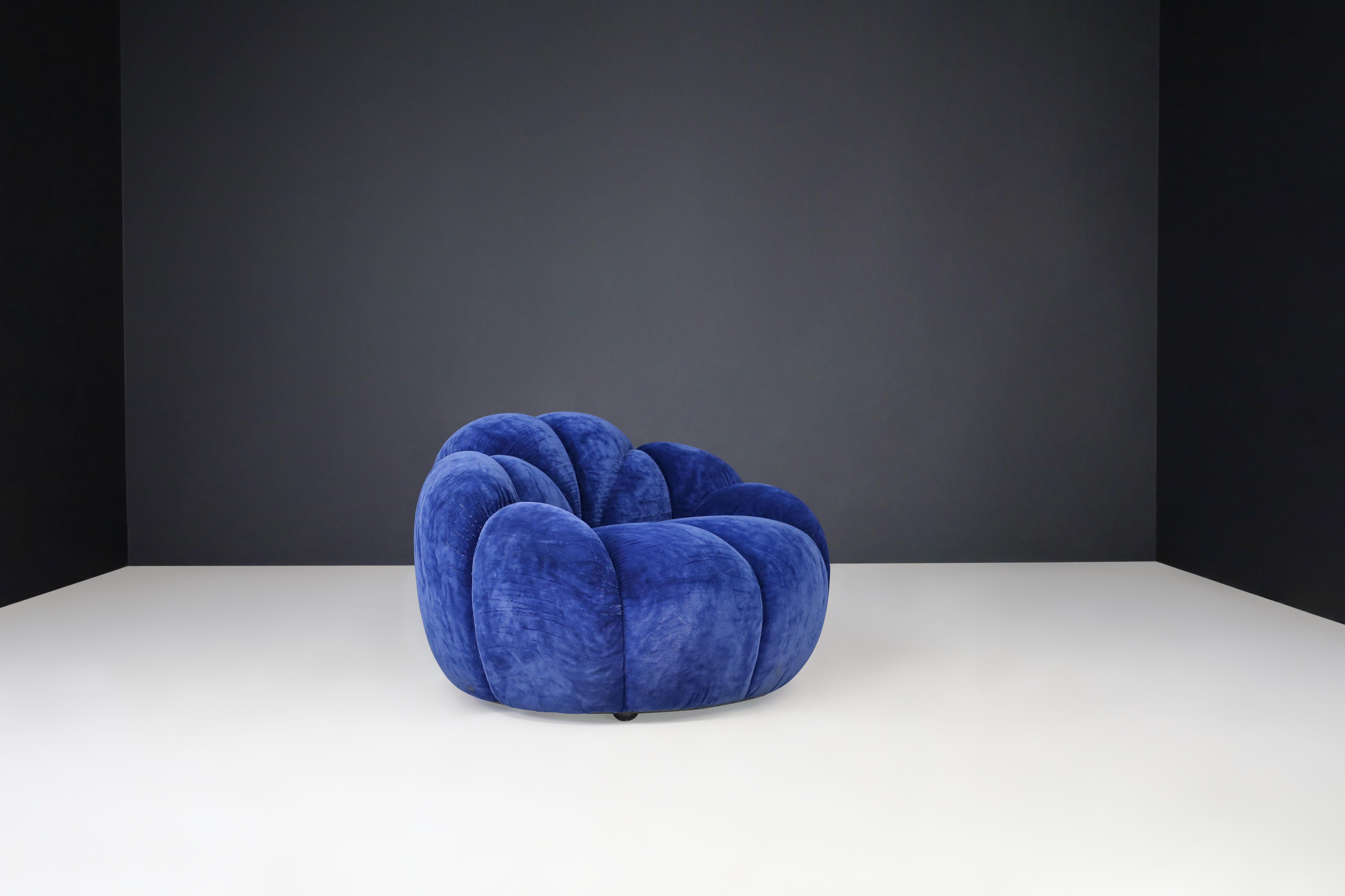 Italian Blue Velvet Lounge Chair, 1970s – Original Upholstery For Sale 3