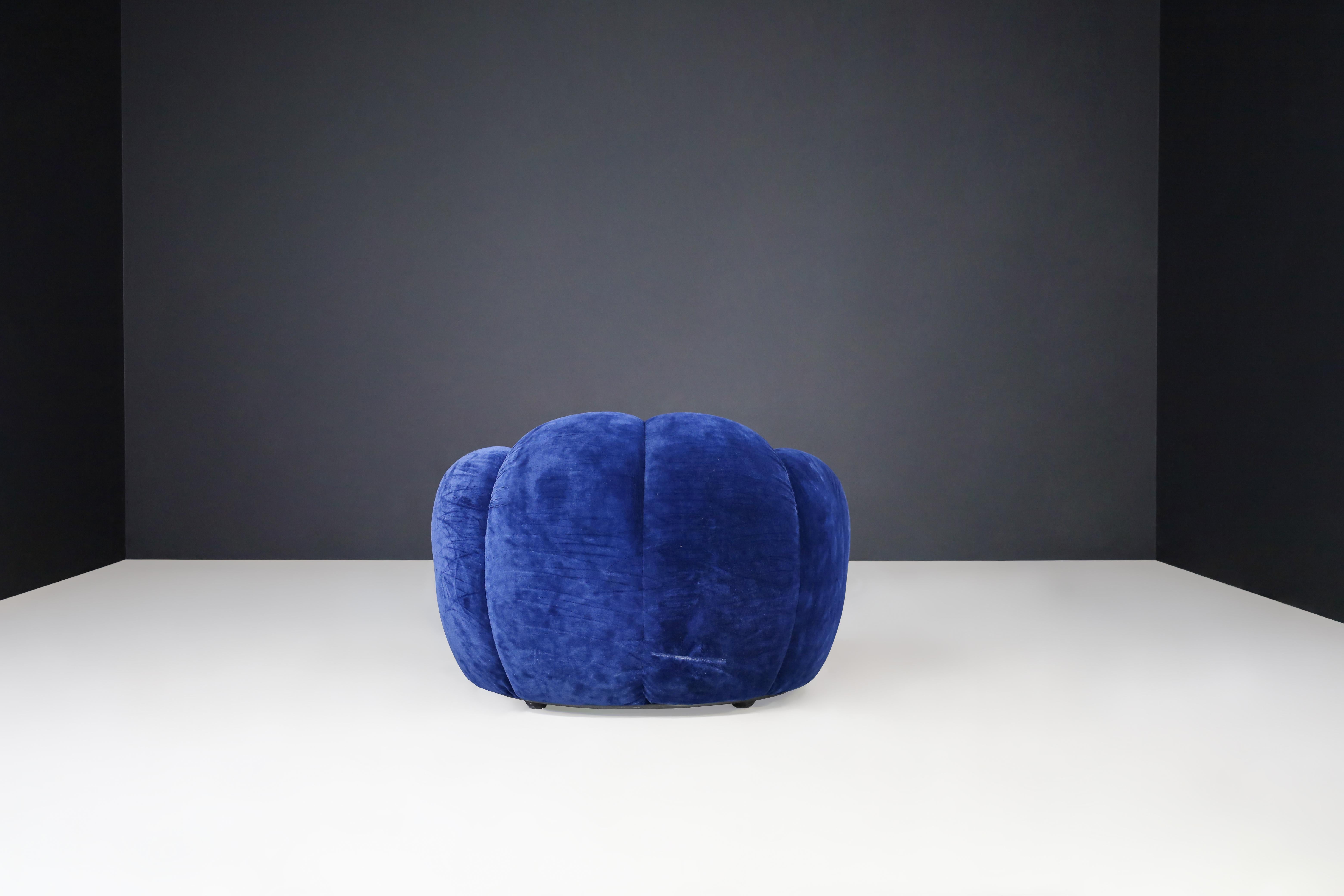 Italian Blue Velvet Lounge Chair, 1970s – Original Upholstery For Sale 4