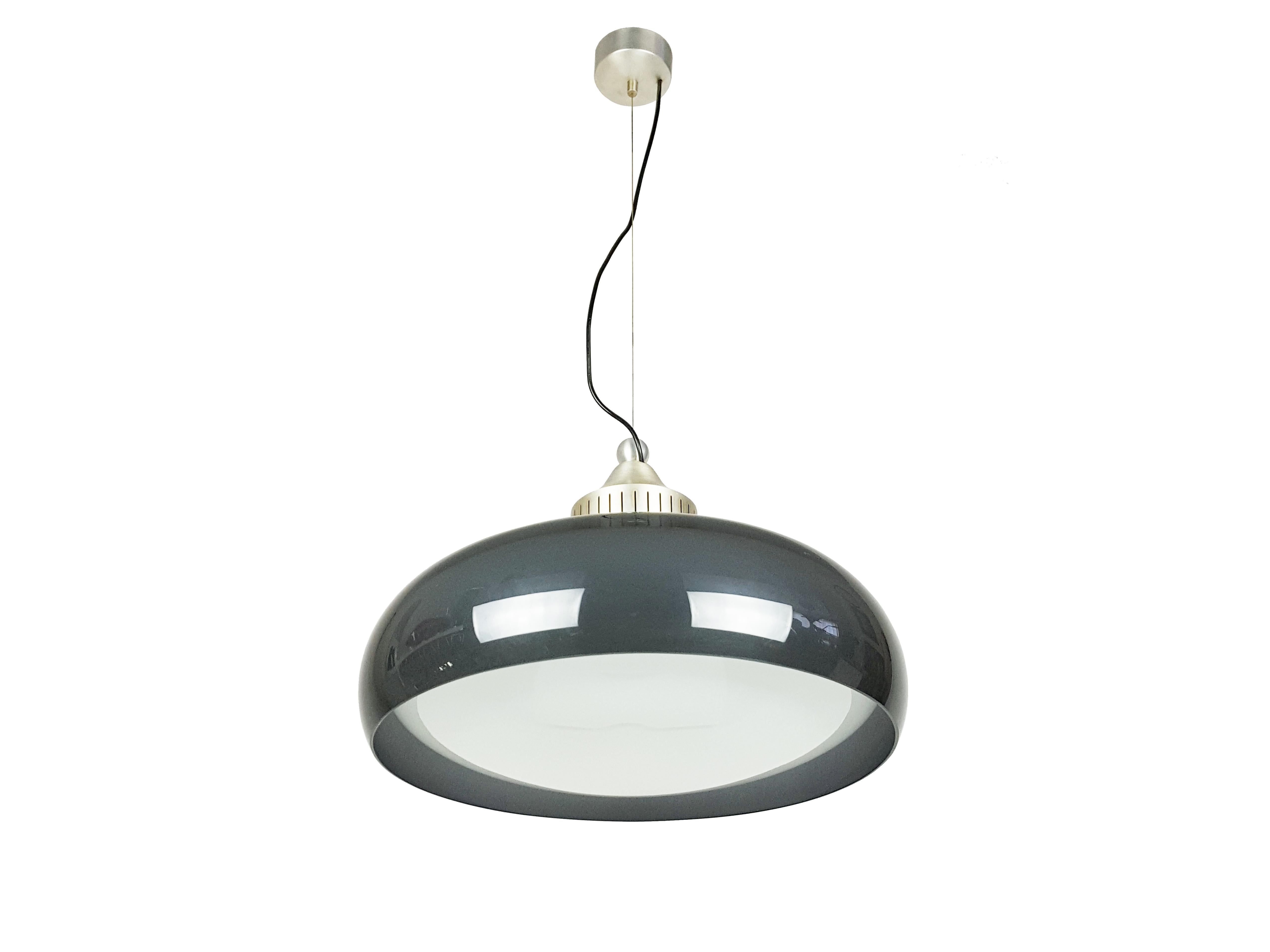 Questa lampada a sospensione vintage è stata prodotta in Italia negli anni '60 circa. È realizzato in alluminio, con controparte in perspex blu scuro/viola e paralume interno bianco. Rimane in buone condizioni vintage: qualche leggero graffio sul