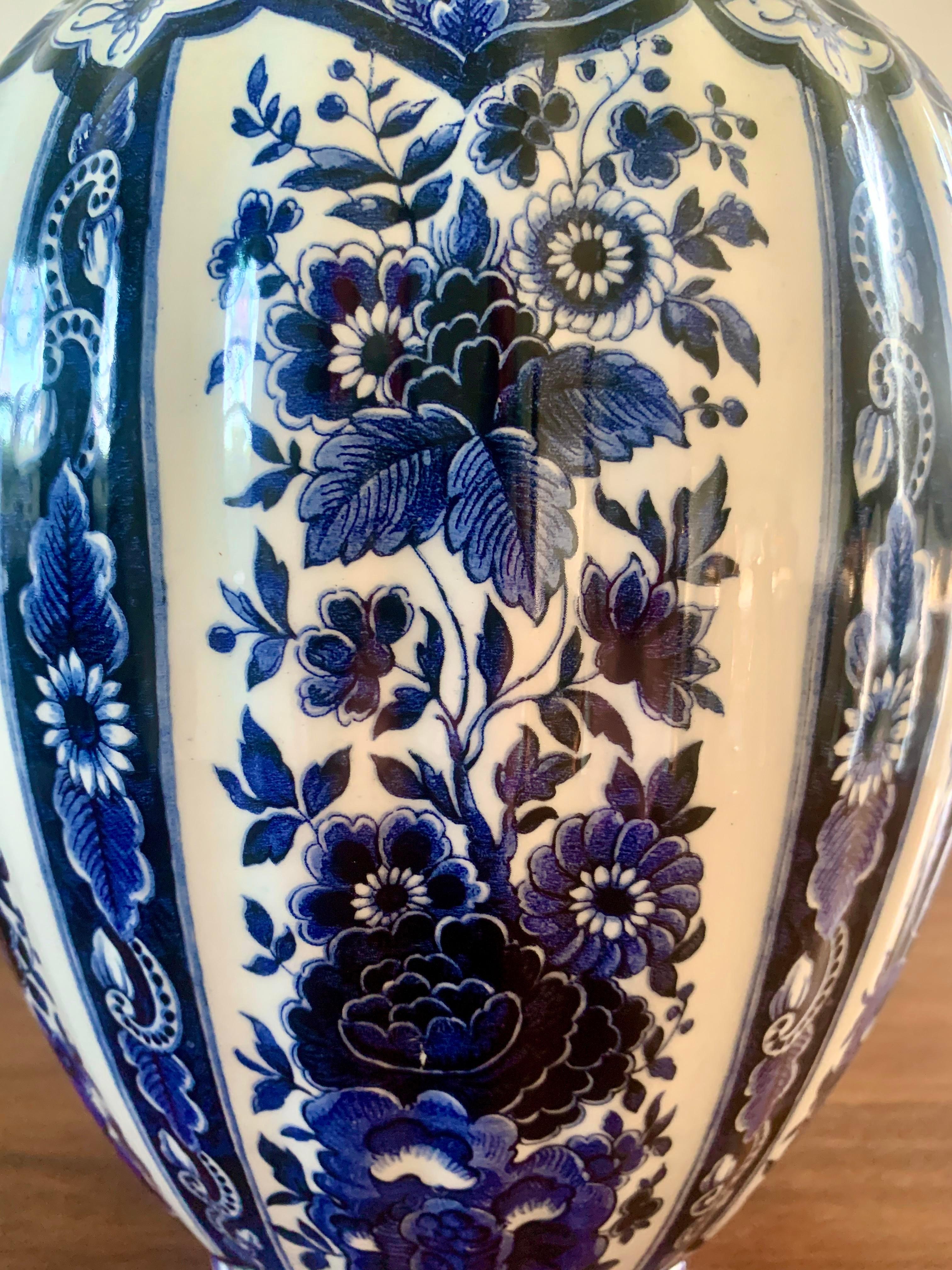 Italienische blau-weiße Porzellanvasen und Kruggarnituren, 3er-Set (20. Jahrhundert) im Angebot