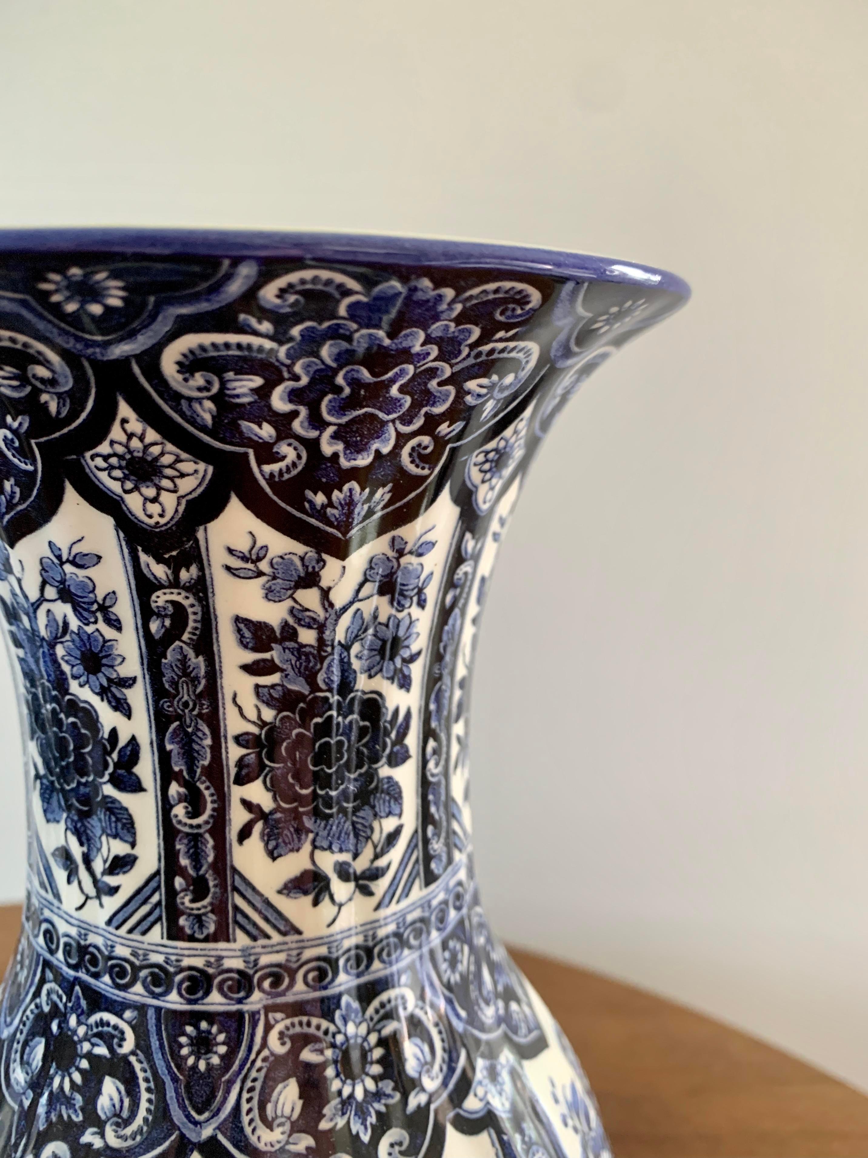 20th Century Italian Blue & White Porcelain Vases and Jar Garniture, Set of 3 For Sale