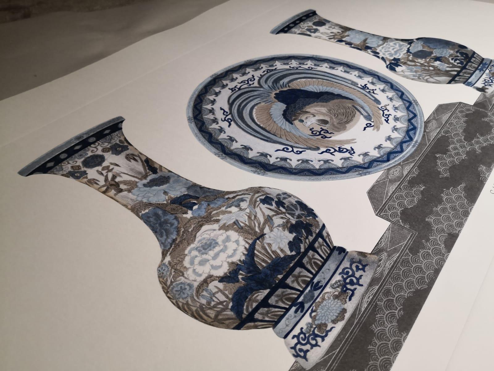 italien Vases et assiettes japonais Satsuma peints à la main en bleu, gris et blanc, imprimés en Italie en vente
