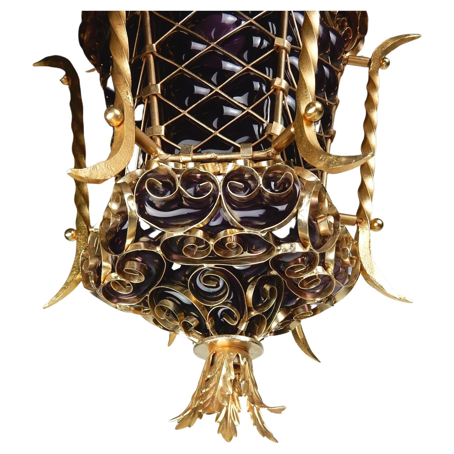 XX secolo Lampada a sospensione Swag 'Italian Bohemian Chic' con gabbia in vetro viola e oro in vendita