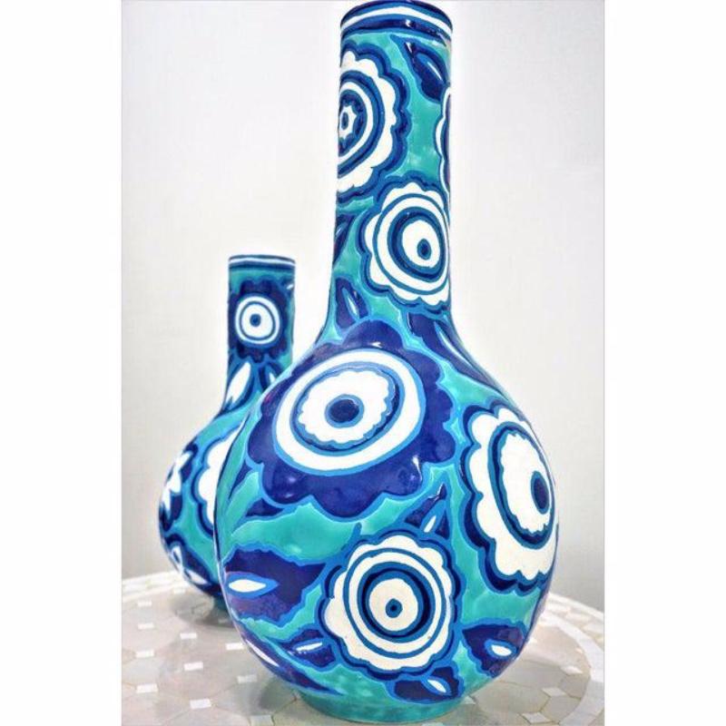 Realizzato in Italia, questo set di due vasi in stile coordinato è realizzato con le migliori tecniche di ceramica del sud Italia. Gli audaci disegni floreali bianchi e blu ricordano la bellezza semplice e fresca della regione mediterranea.