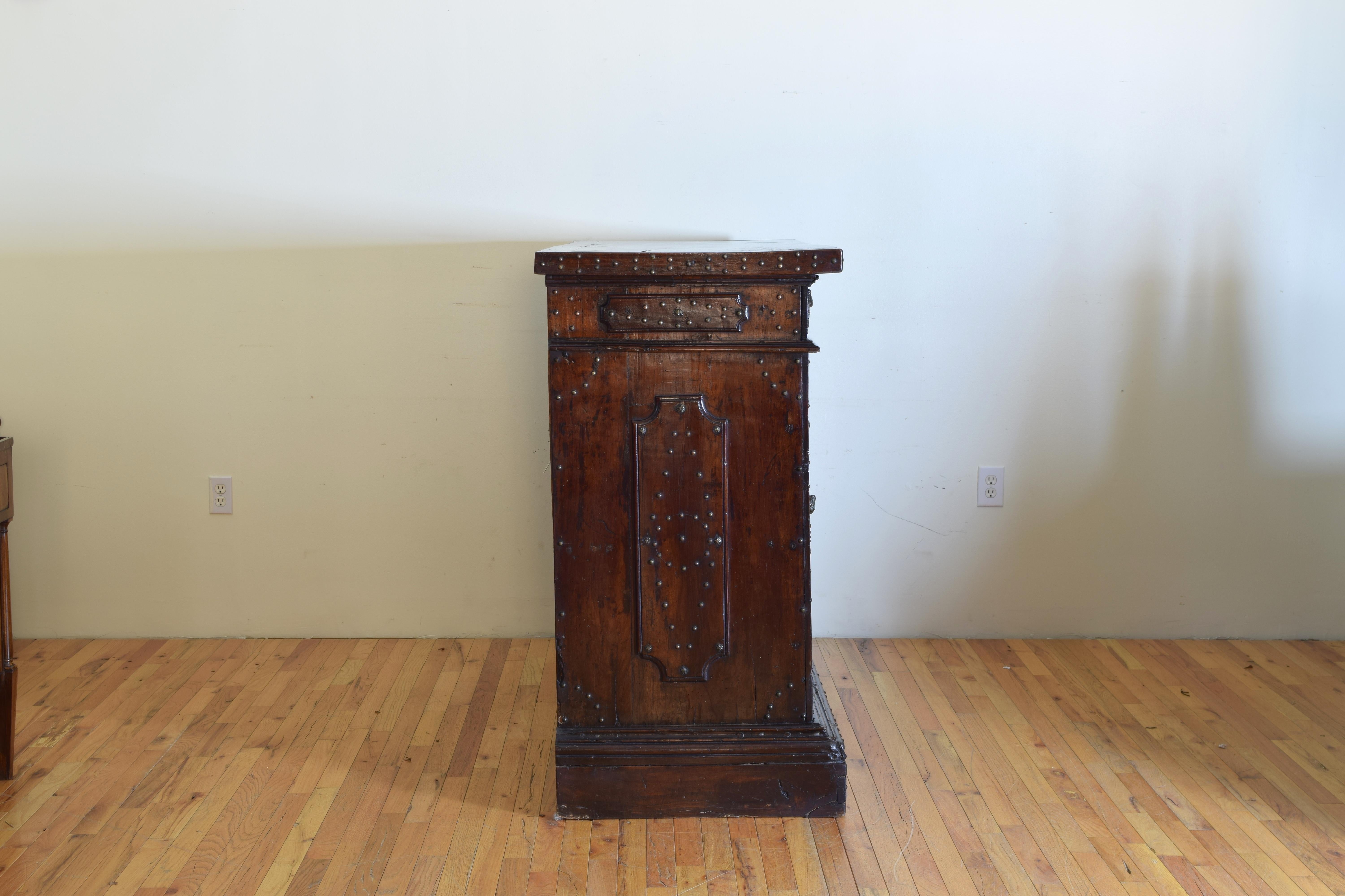 Italian Bologna, Baroque Period Walnut and Brass Decorated Credenza 17th Century In Good Condition In Atlanta, GA