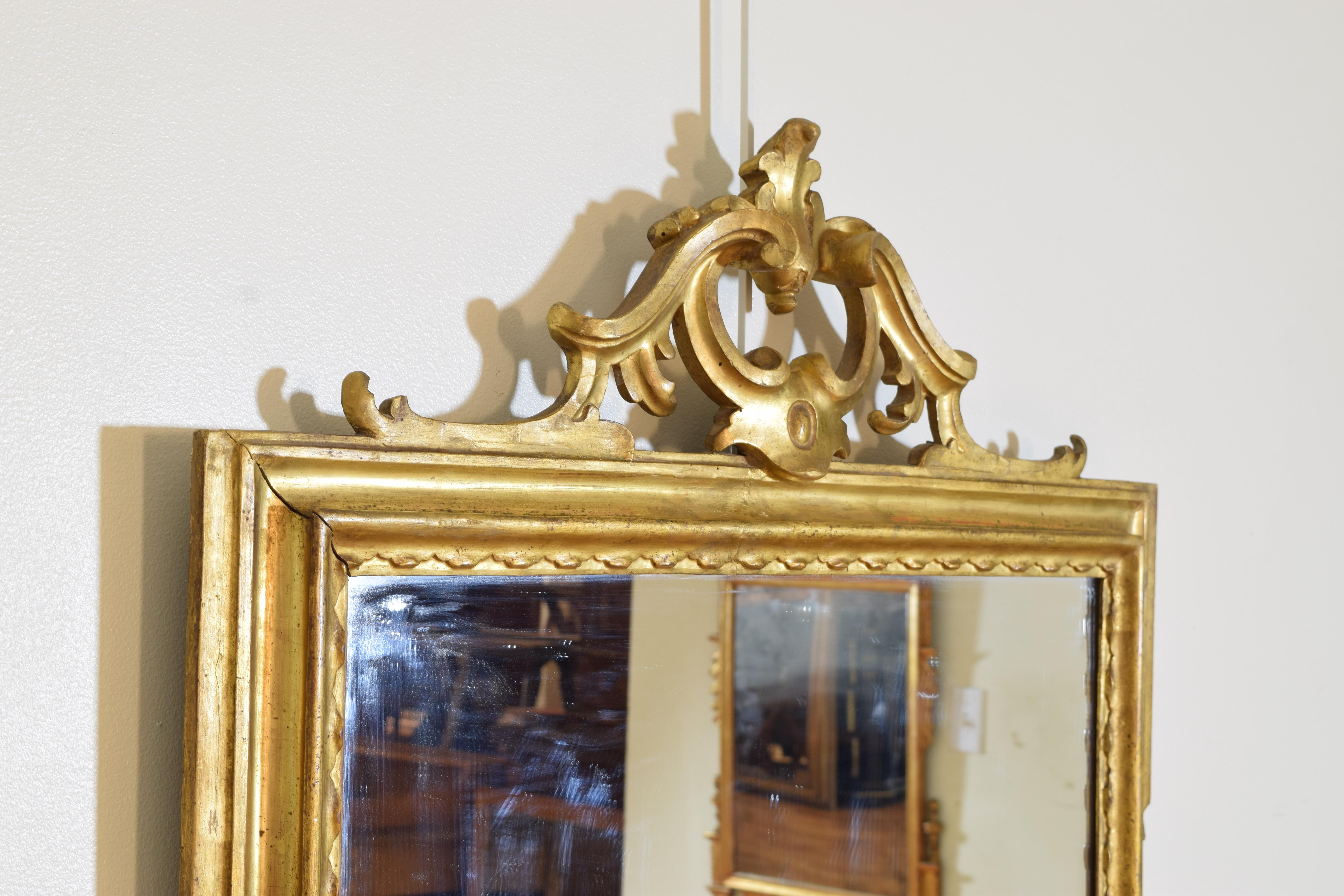 Italian, Bologna, Early Neoclassic Carved Giltwood Vertical Mirror, ca. 1785 In Good Condition For Sale In Atlanta, GA