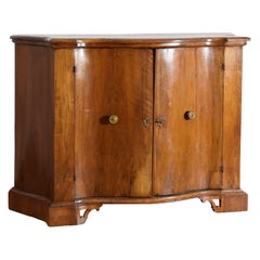 Italie, Bologne, buffet à deux portes en noyer de style Louis XIV, première moitié du XVIIIe siècle