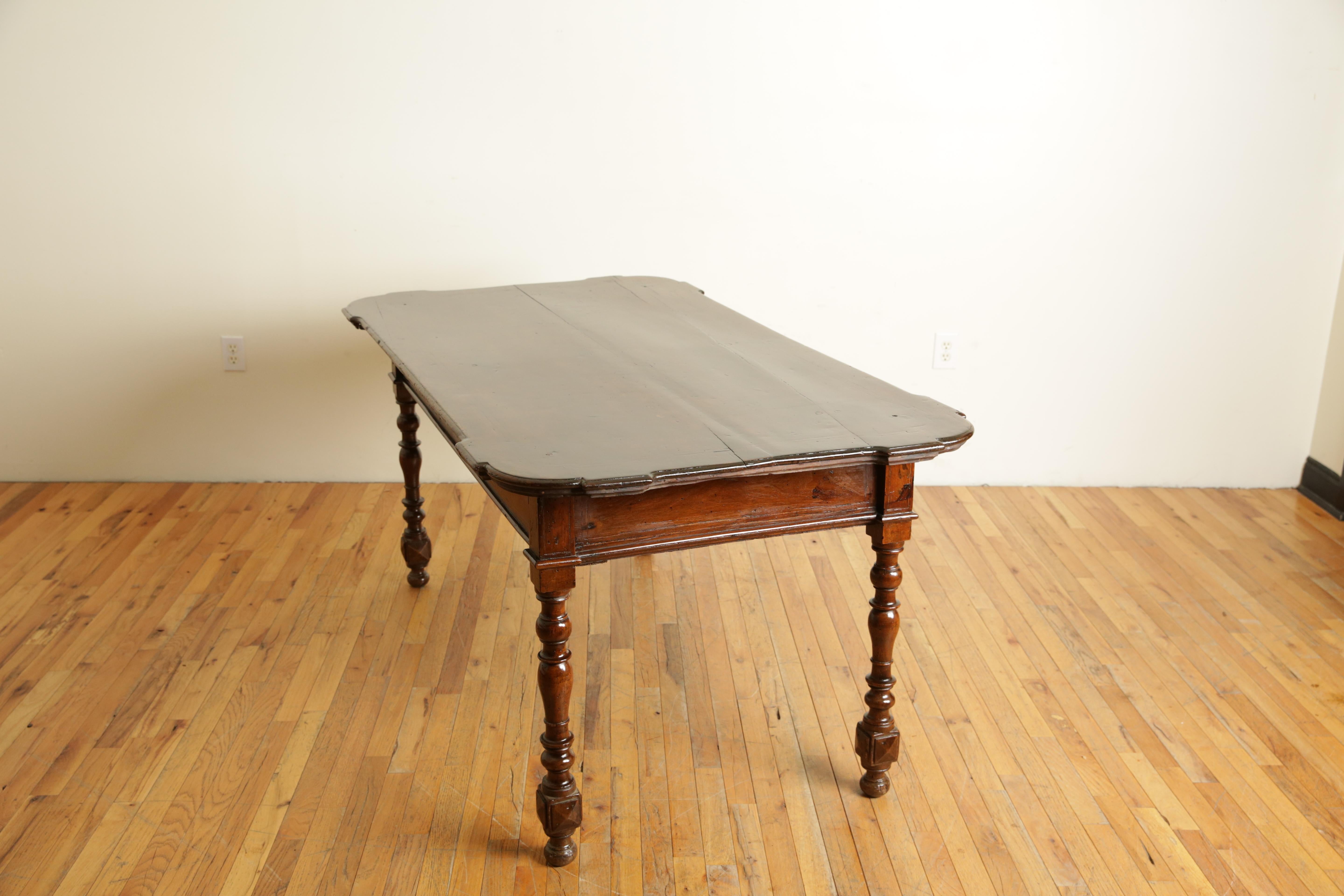 Italian, Bologna, LXIV Period Shaped Walnut & Inlaid 2-Drawer Table, ca. 1715 In Good Condition For Sale In Atlanta, GA