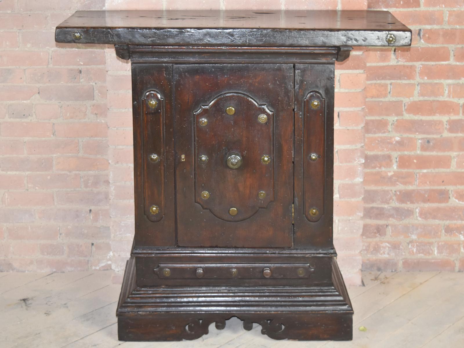 Italian / Bolognese Late 16th / Early 17th Century Baroque Walnut Credenza For Sale 2