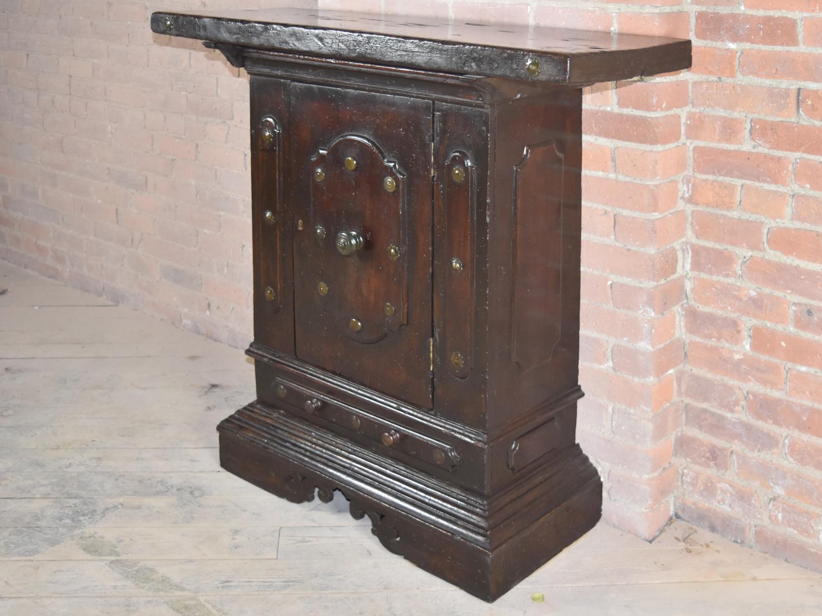 Italian / Bolognese Late 16th / Early 17th Century Baroque Walnut Credenza For Sale 3