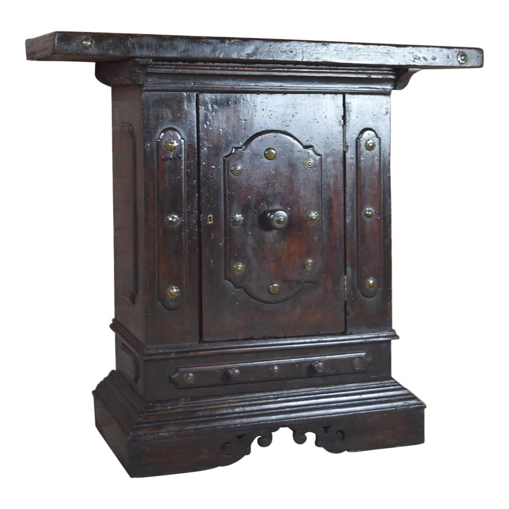 Italian / Bolognese Late 16th / Early 17th Century Baroque Walnut Credenza For Sale