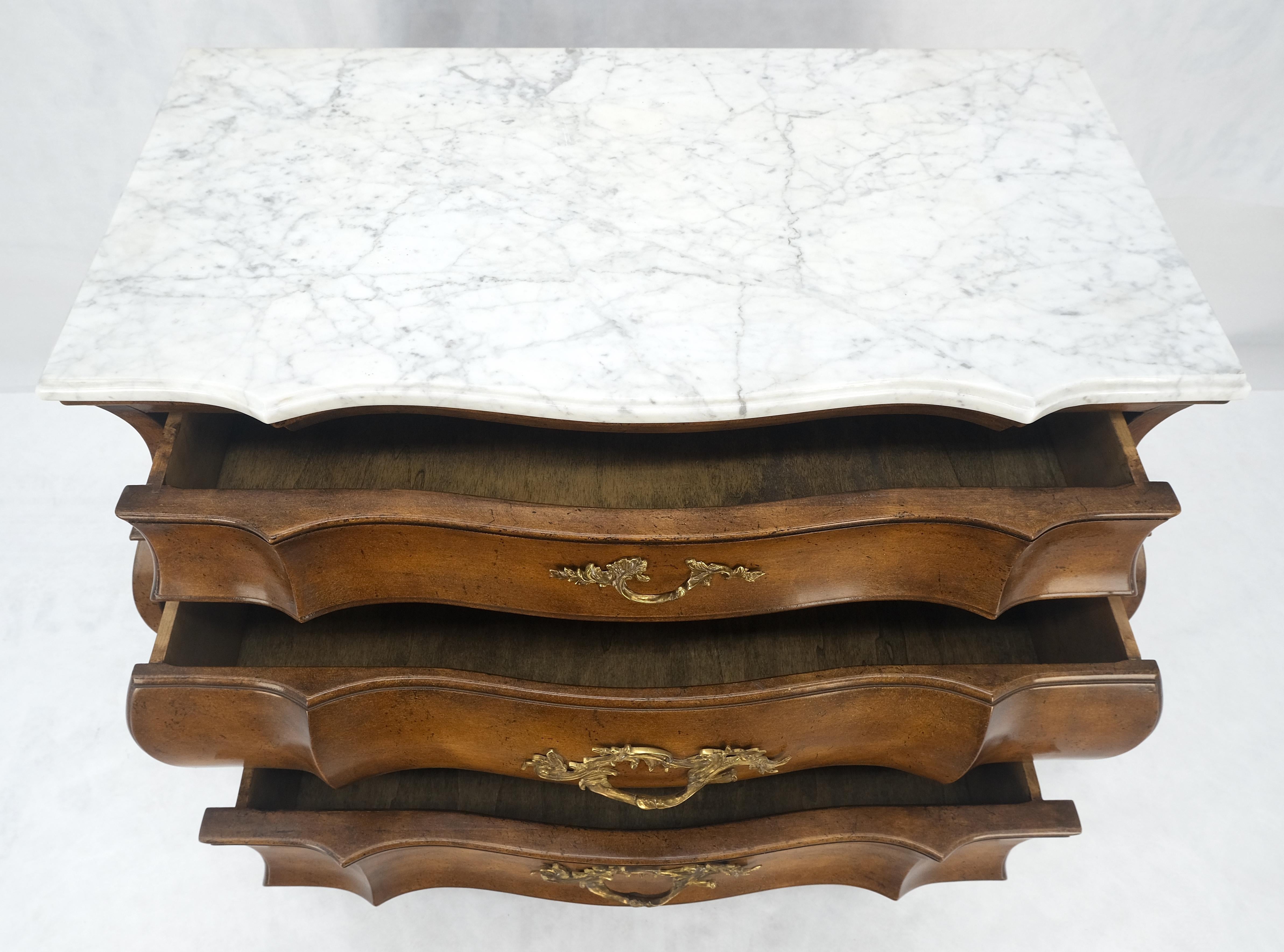 XX secolo Stile italiano Bombay in legno di radica 3 cassetti con piano in marmo Comò Consolle MINT in vendita
