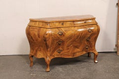 Commode italienne de style « bombé » avec un magnifique placage en patchwork