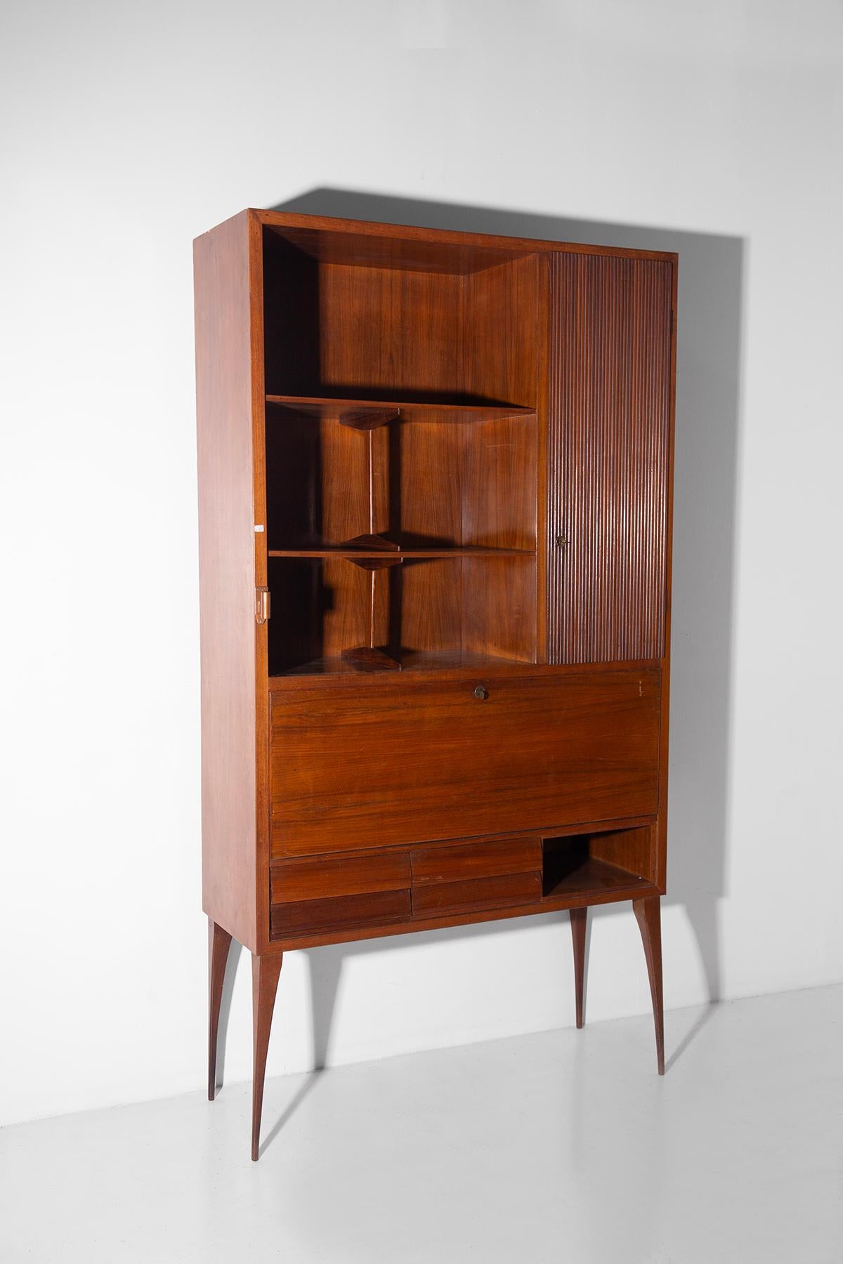 1950s Italian bookcase cabinet - A masterpiece of mid-century design with concealed elements and charming handcrafted details

Immerse yourself in the timeless elegance of this extraordinary 1950s Italian bookcase cabinet, an authentic piece of