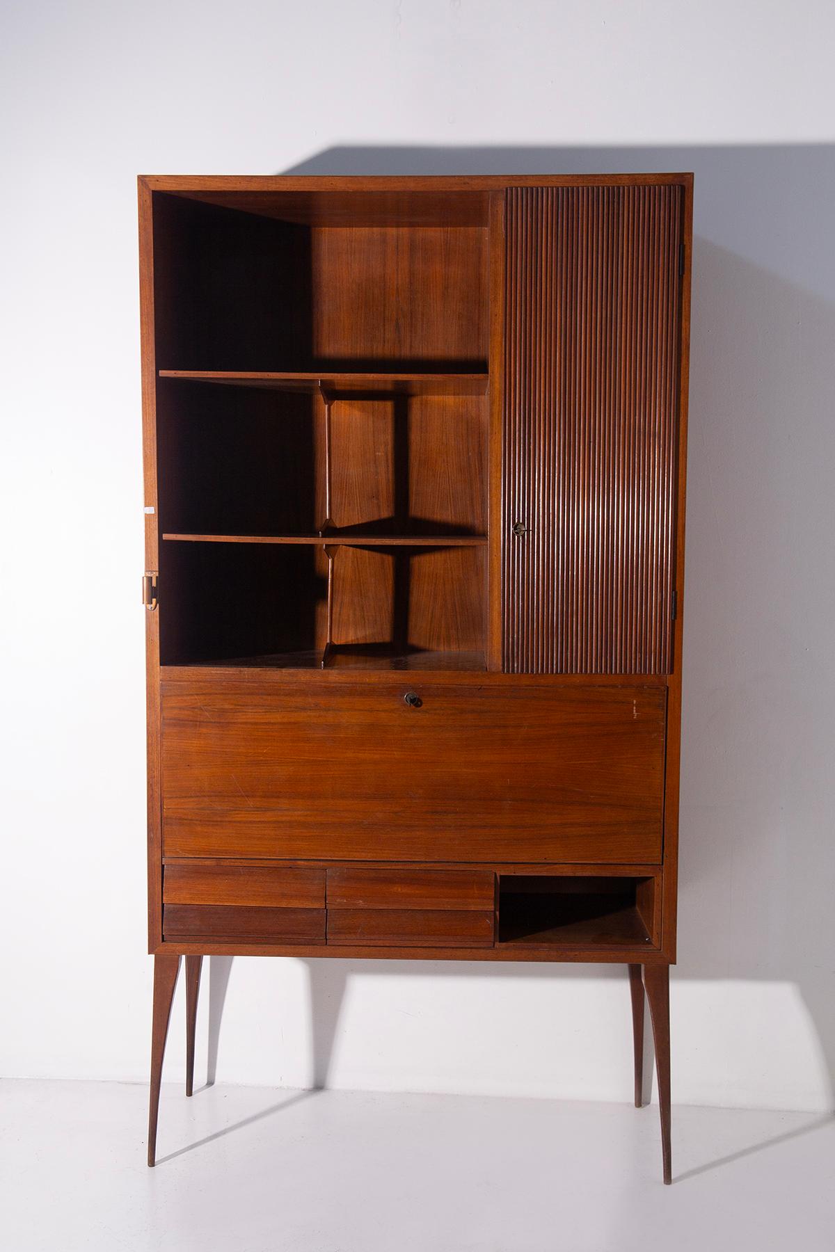 Italian bookcase cabinet in grissinato wood (Moderne der Mitte des Jahrhunderts) im Angebot