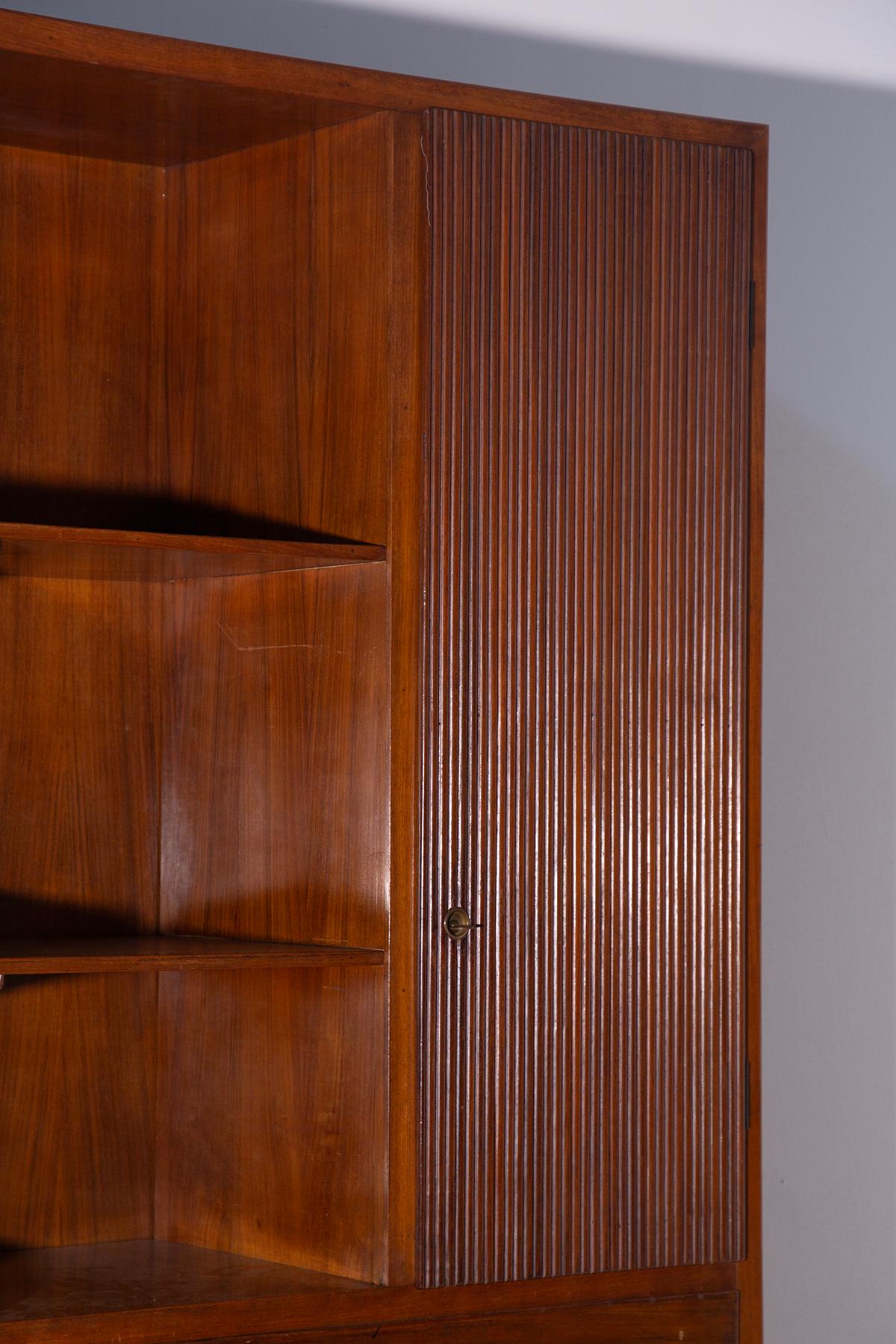 Italian bookcase cabinet in grissinato wood (Mid-20th Century) im Angebot