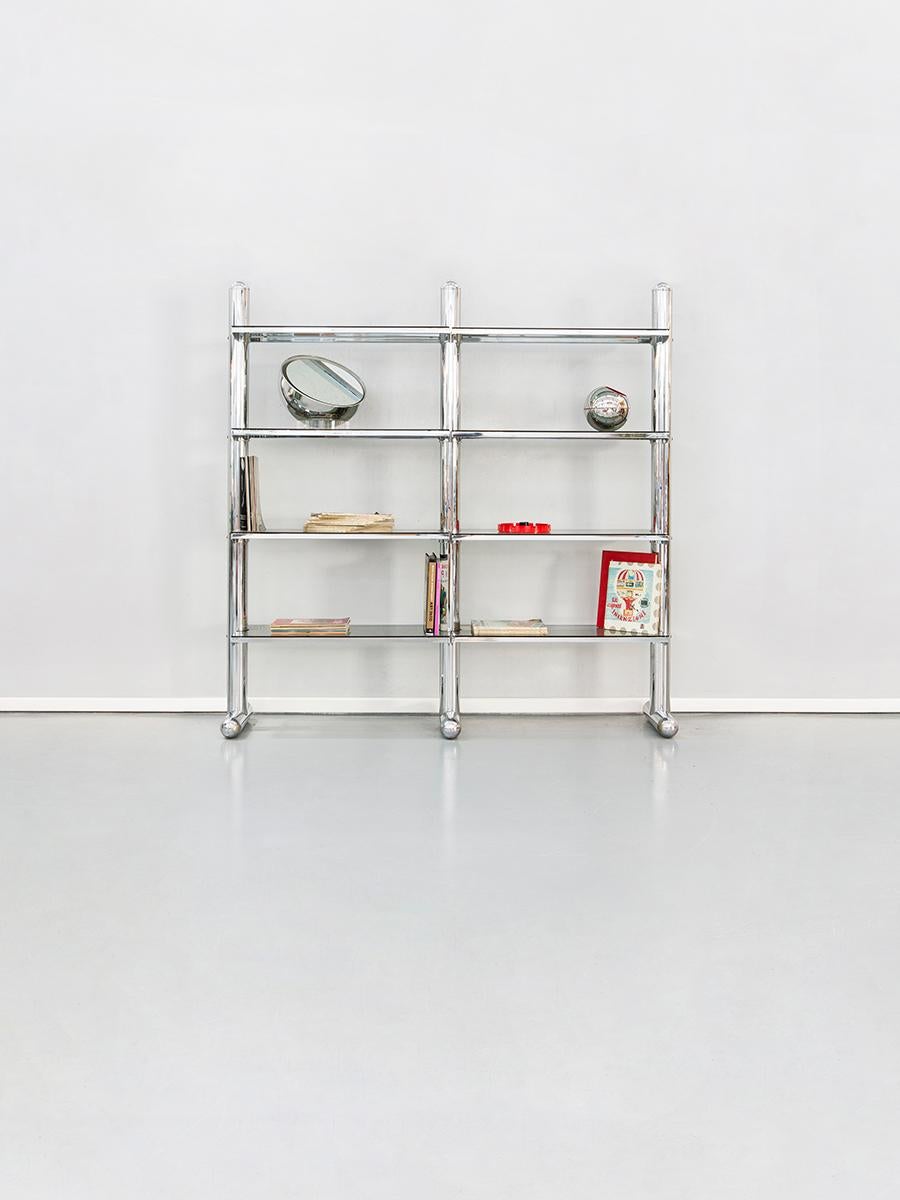 One Italian bookcase form Metal Arte Roma in chromed steel and glass
Very rare and beautiful Italian bookcase from 1970 period
The Italian company Metal Arte Roma produced high quality design in steel chrome and glass during the 1970 and 1980