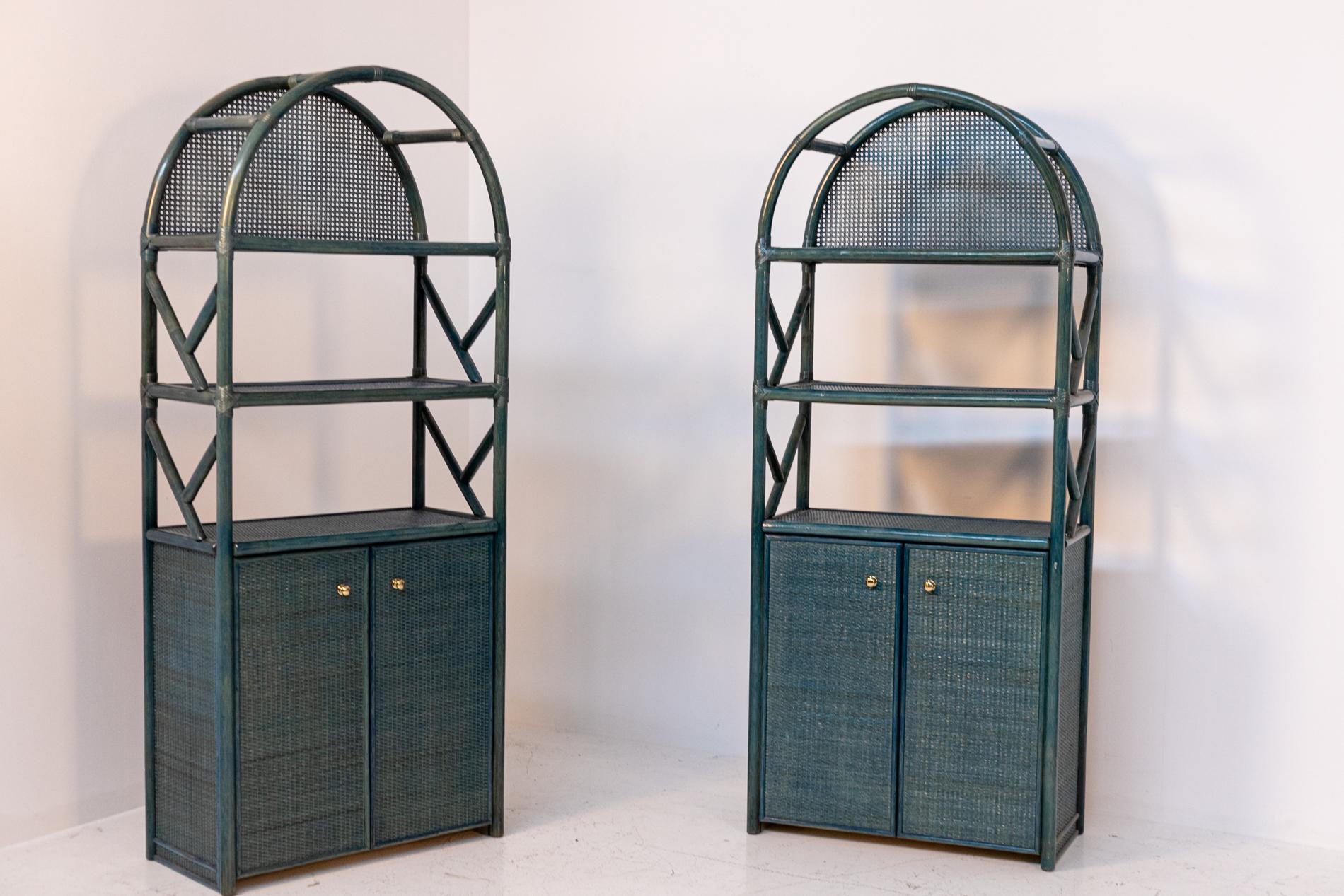 Elegant 80's Italian post modern bamboo bookcase.
The bookcase is excellently made with a bamboo structure painted or lacquered in teal or blue. In the lower part we find two door doors made of rattan (in the outer part, inner wood) green openable