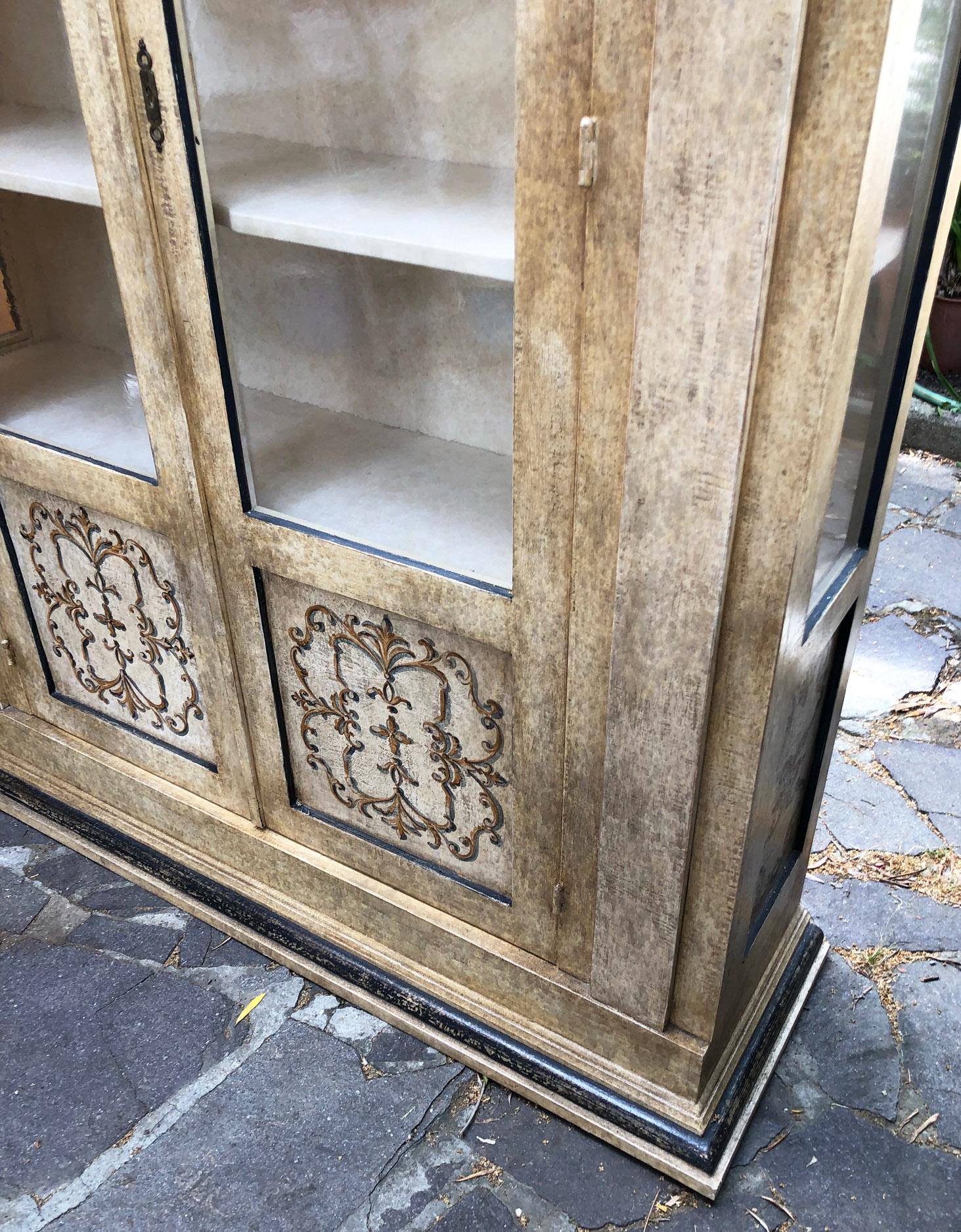 Italian Bookcase in Fir, Hand Painted, with Glass on Three Sides In Good Condition For Sale In Buggiano, IT