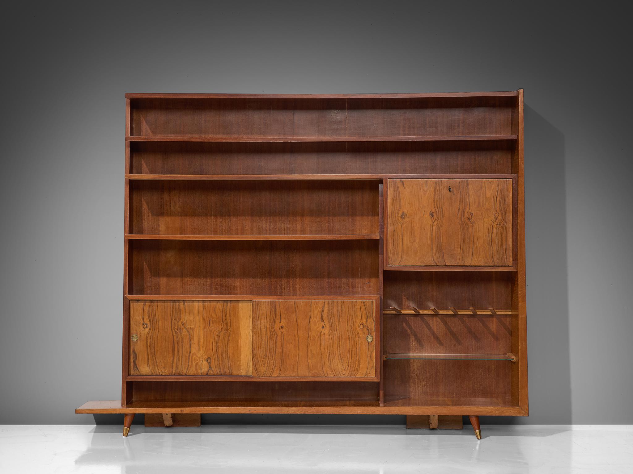 Mid-Century Modern Italian Bookcase in Walnut and Oak en vente