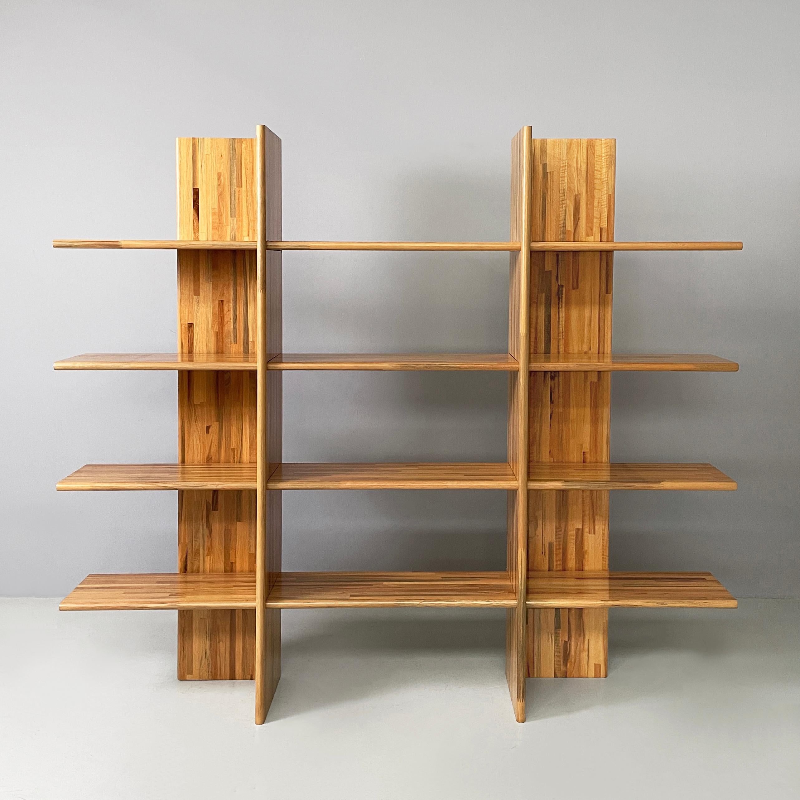 Libreria italiana in legno di diverse tonalità di Wood Shop, anni '80
Libreria con quattro ripiani rettangolari, interamente in legno di diverse tonalità. I ripiani sono sostenuti da due strutture a forma di L, nelle quali vengono inseriti i