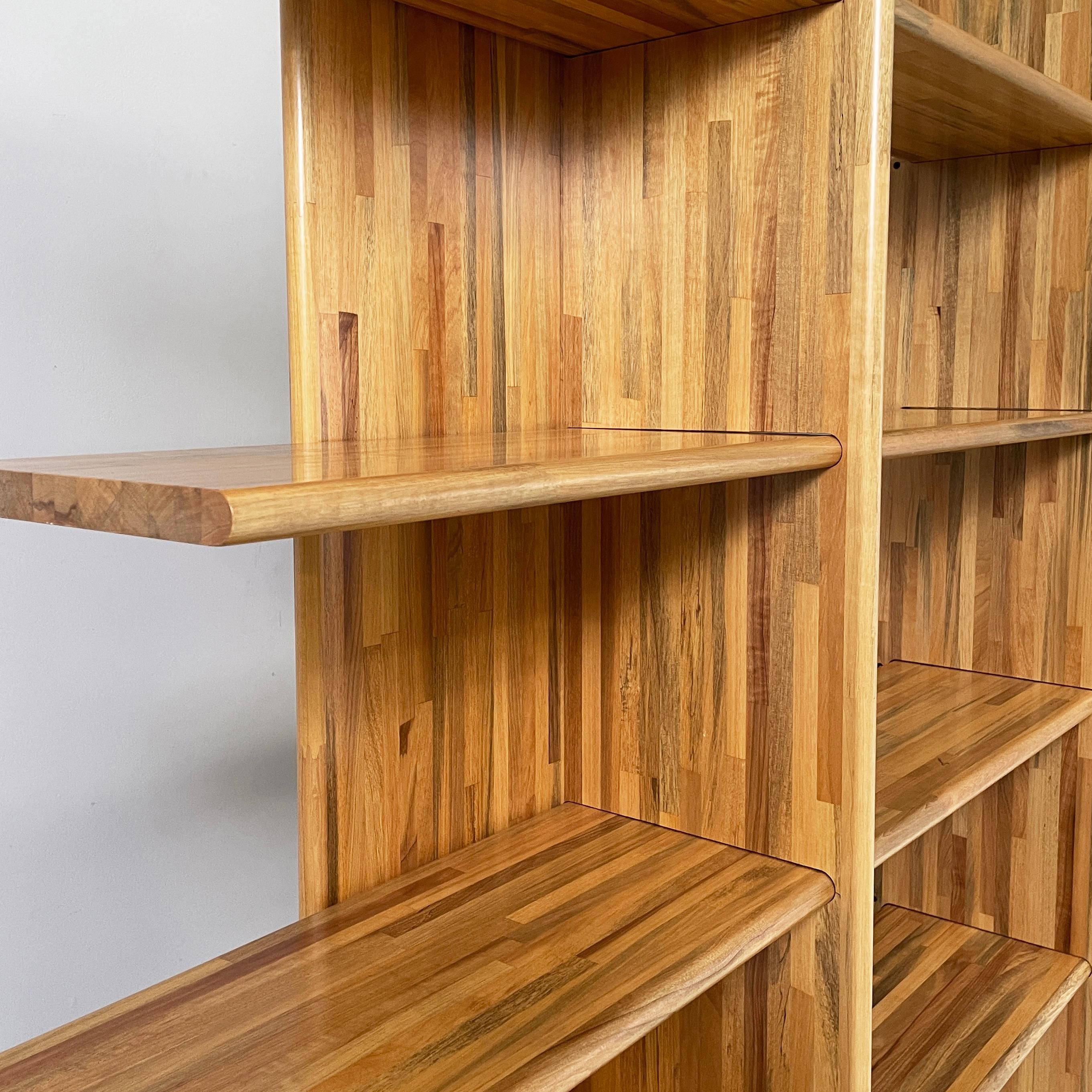 Legno Libreria italiana in legno di diverse tonalità di Wood Shop, anni '80 in vendita
