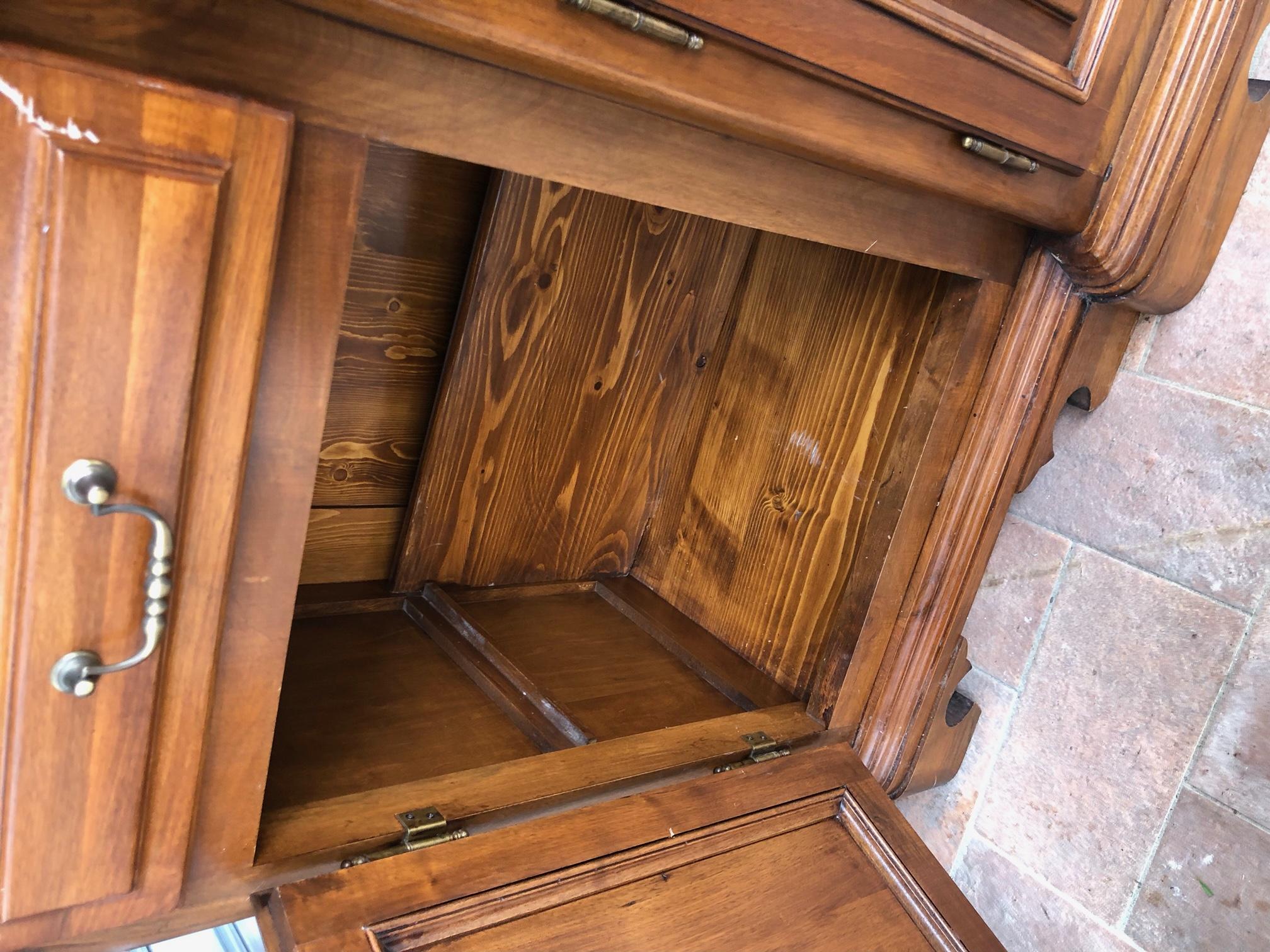 Italian Bookcase Showcase in Solid Walnut, Bevelled Glass and Drawers For Sale 1