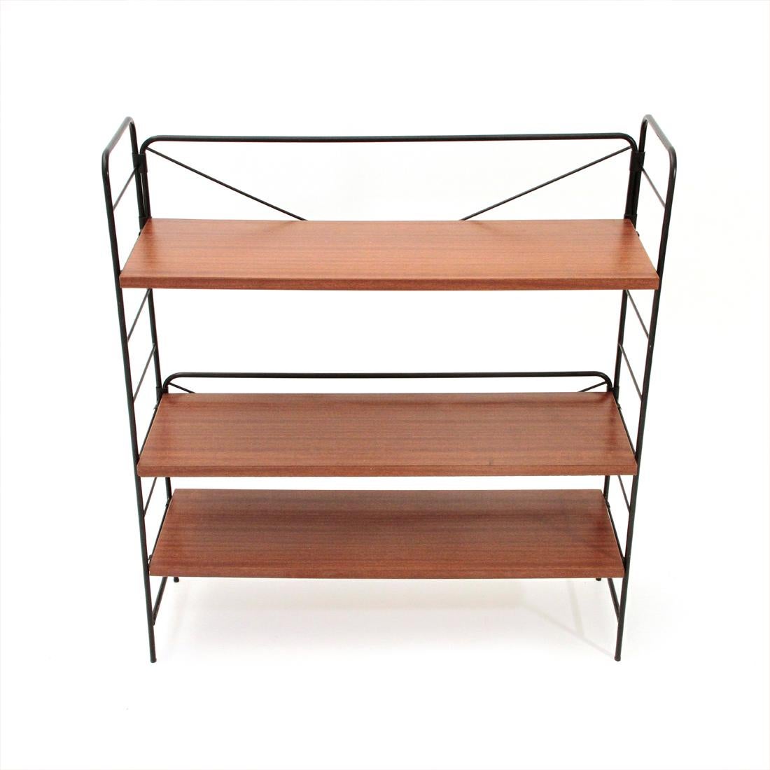 Italian manufacture bookcase produced in the 1960s.
Black painted metal structure with three teak veneered wooden shelves.
Good general conditions, some signs due to normal use over time.

Dimensions: Width 82 cm, depth 26 cm, height 90 cm.
