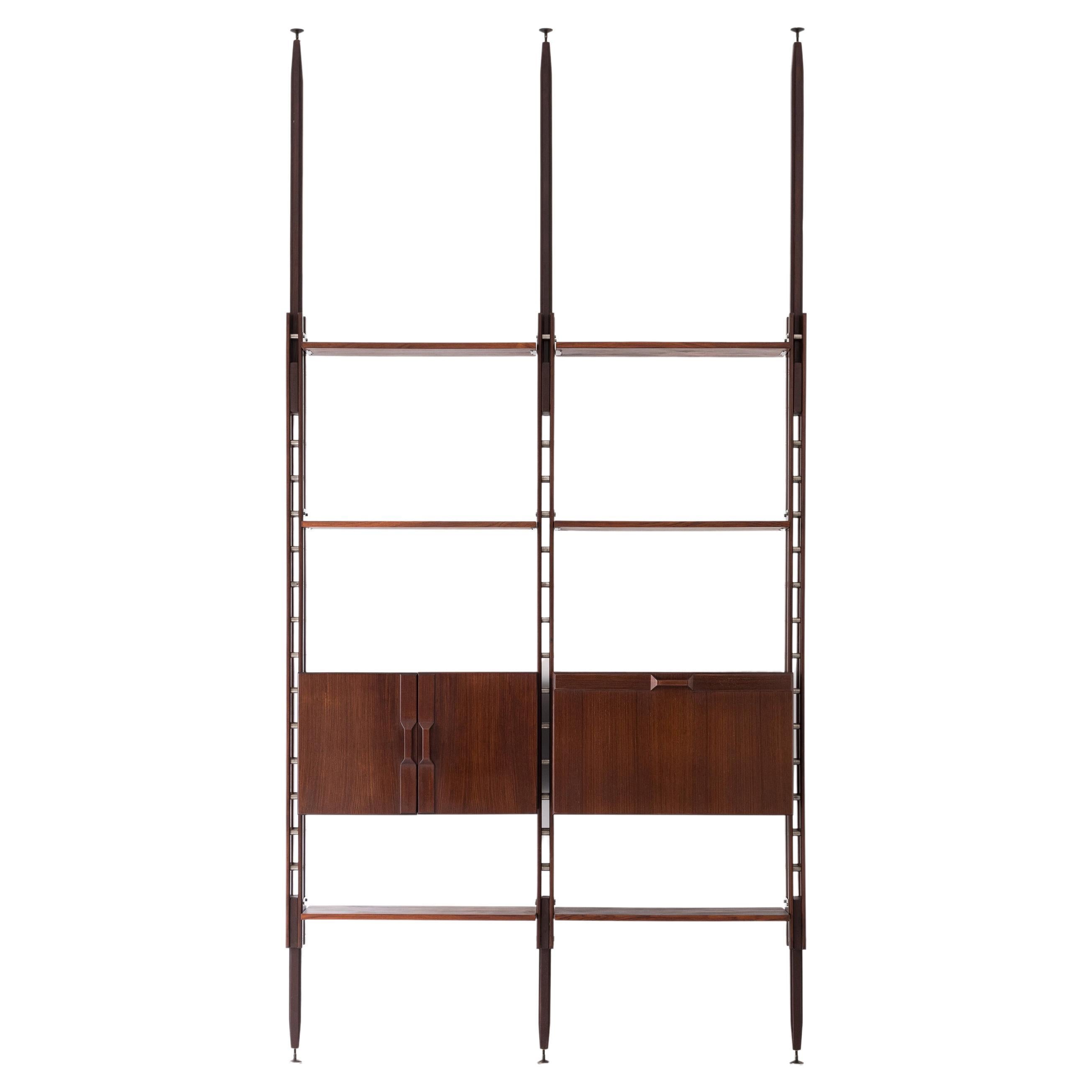 Italian bookshelf, floor to ceiling fixing system, exotic wood, 1950s.

This rare Italian wall unit came from 1950s, its modern design is full of technical details and workmanship typical of high-level Italian manufacturing of the mid-century. 

Can