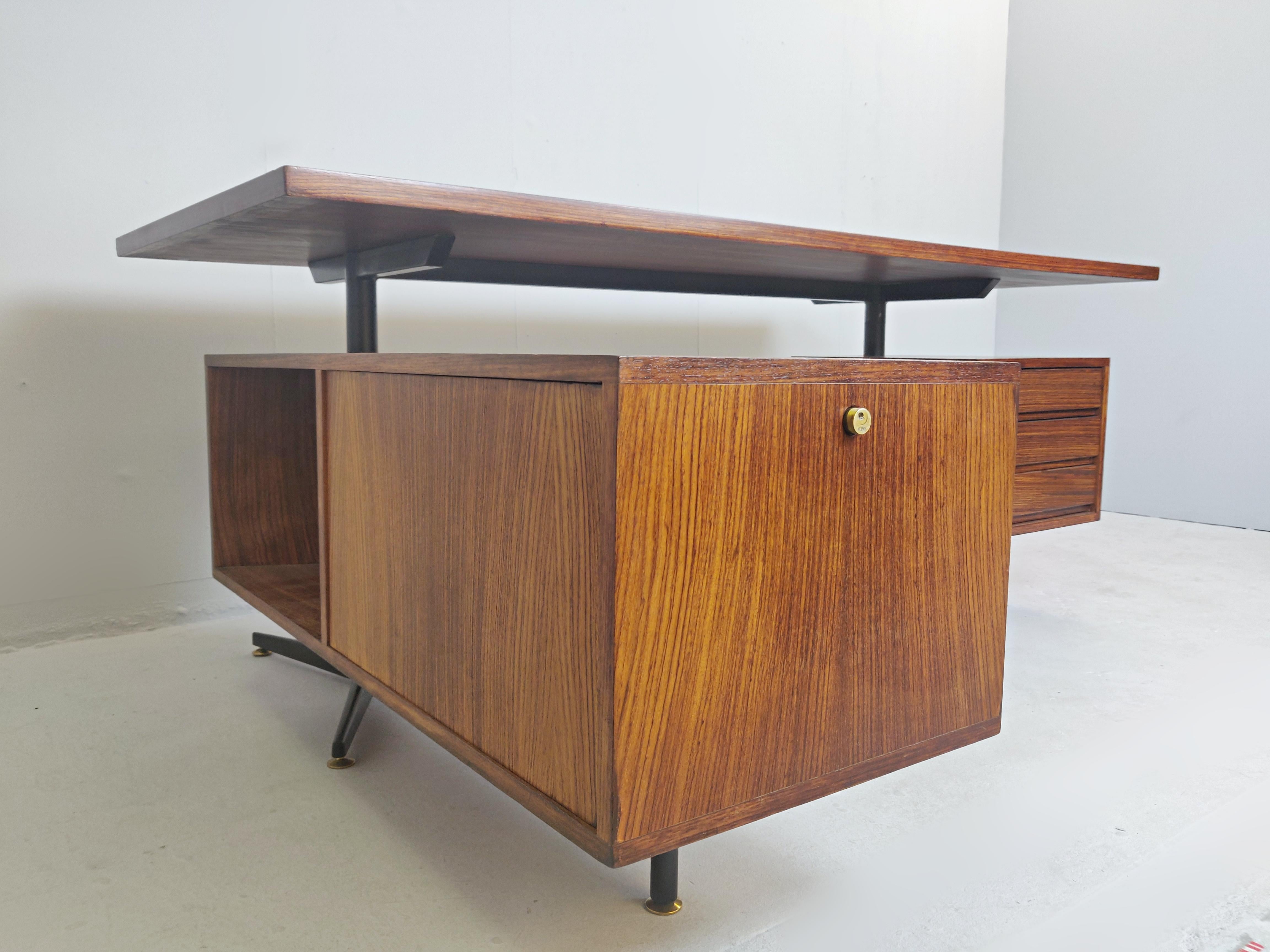 Italian Boomerang Rosewood Desk by Osvaldo Borsani, 1960s In Good Condition In Brussels, BE
