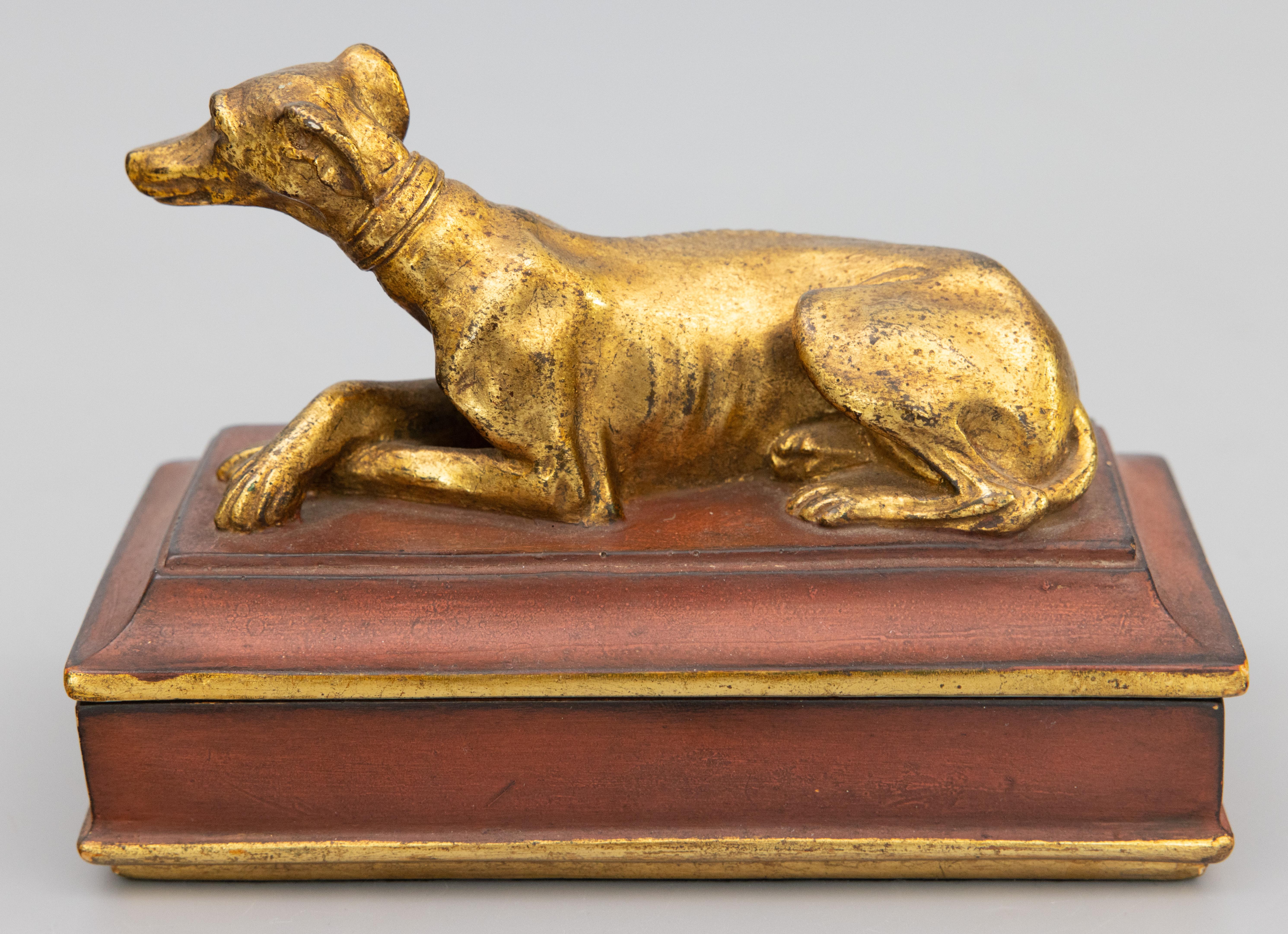 Très belle boîte italienne en plâtre de Borghese avec un charmant chien doré, vers 1930. Cet objet serait du plus bel effet dans un bureau ou comme accessoire de bureau. Il est idéal pour conserver des bijoux ou d'autres objets particuliers, parfait