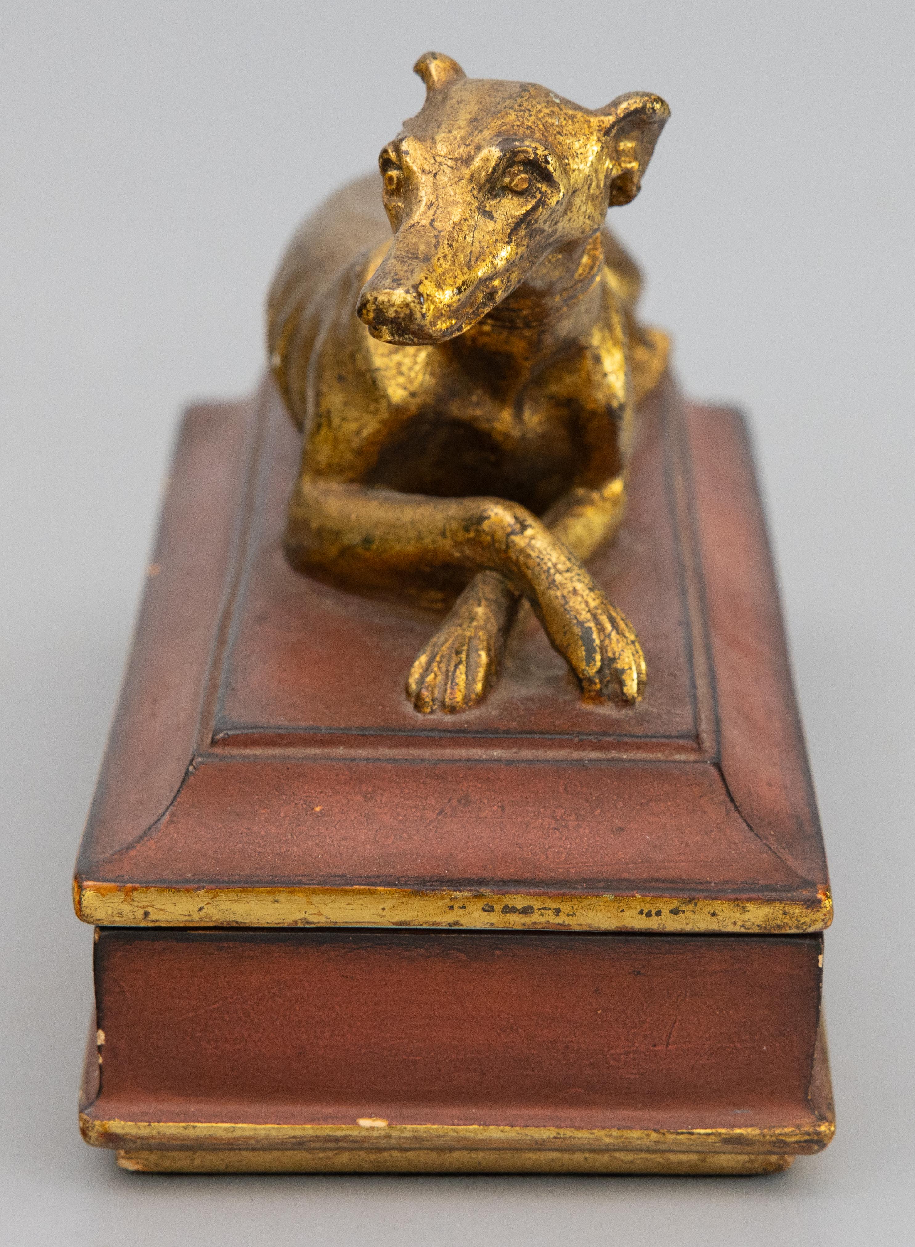 Boîte à chien italienne à couvercle en plâtre doré Borghese, vers 1930 Bon état - En vente à Pearland, TX