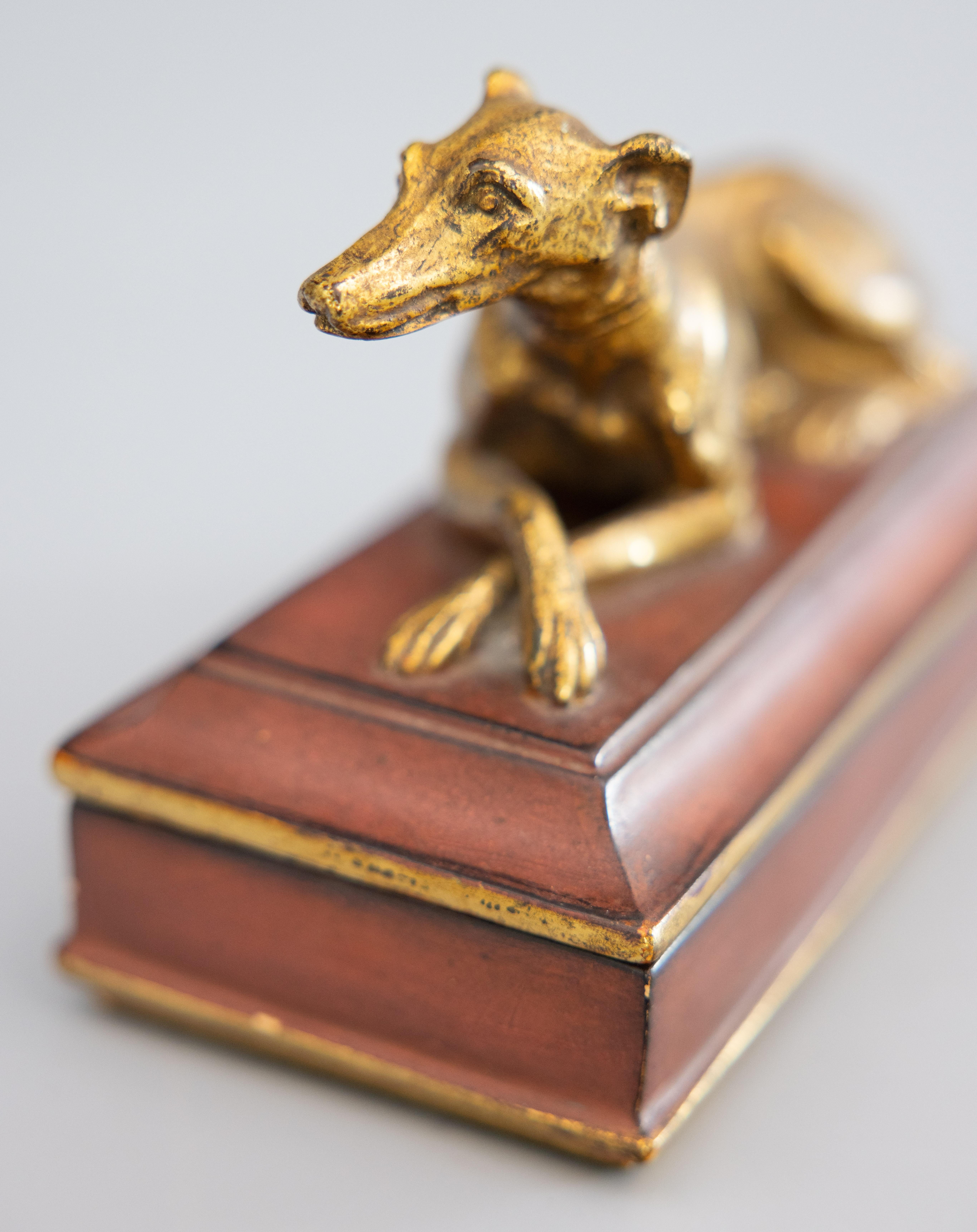 Boîte à chien italienne à couvercle en plâtre doré Borghese, vers 1930 en vente 2