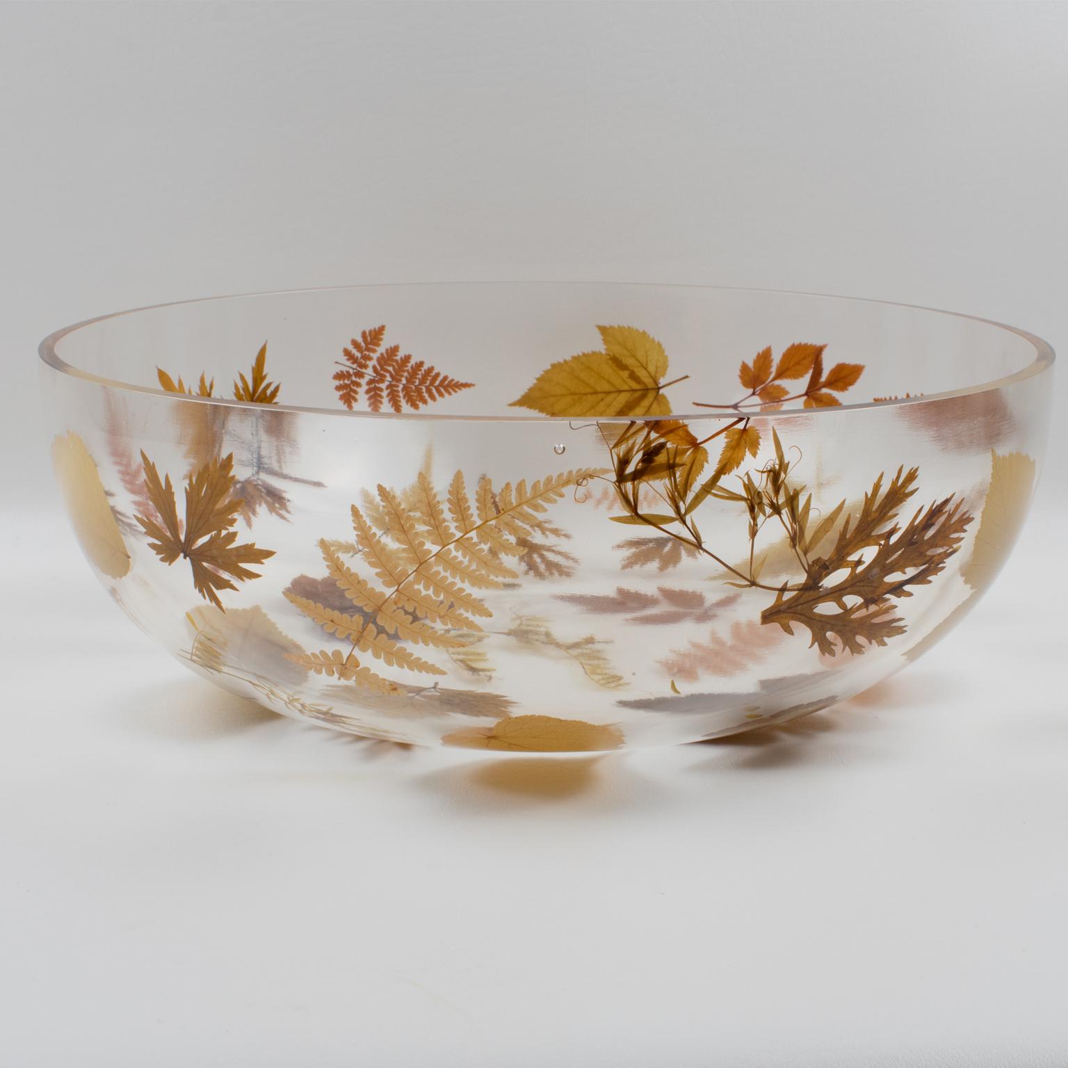 Resinplast, Italia, diseñó este magnífico cuenco, centro de mesa o fuente decorativa de resina en la década de 1970. Este cuenco extragrueso de resina transparente o acrílica, de forma redondeada y gran tamaño, lleva incrustadas hojas de otoño y