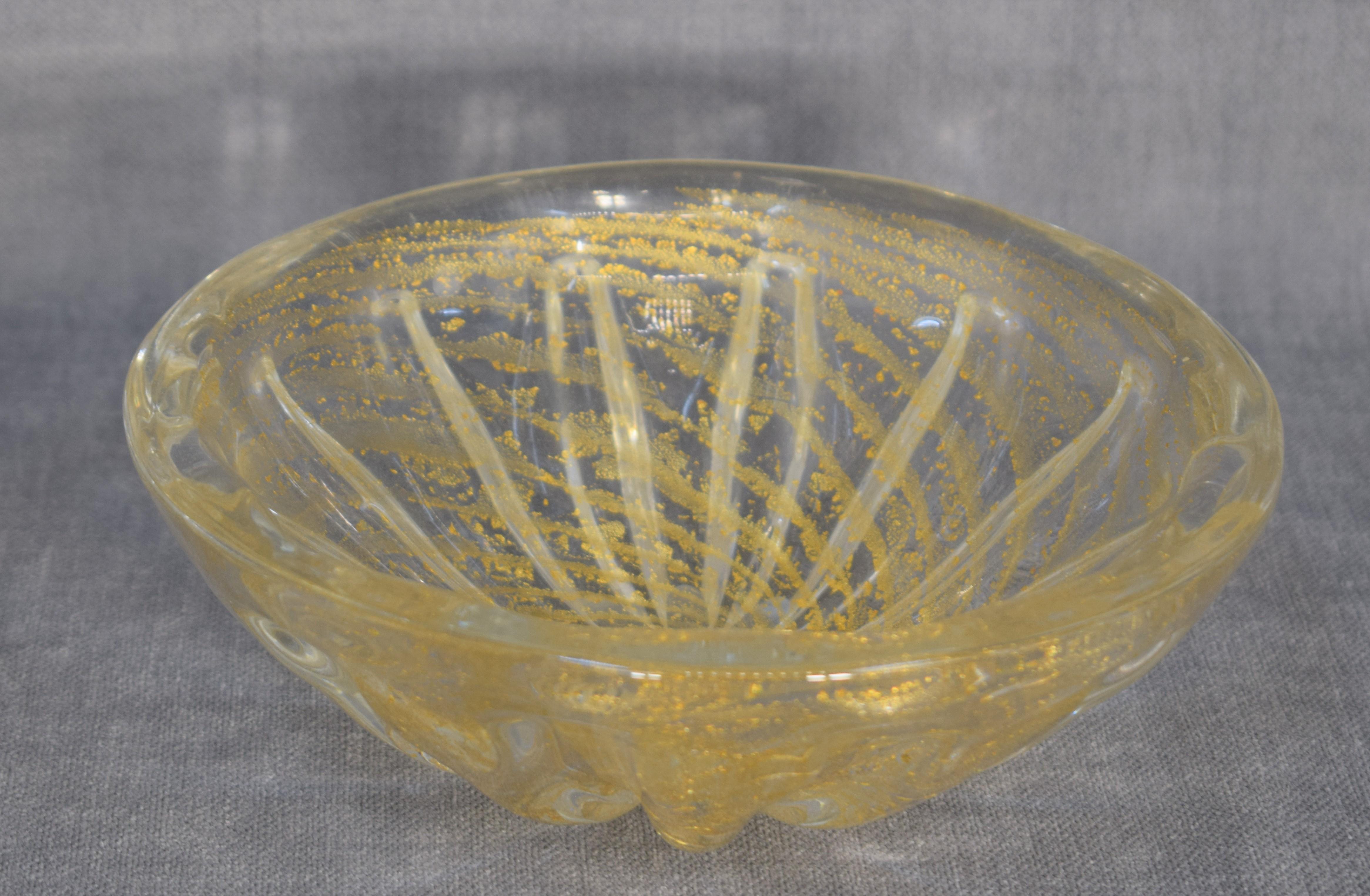 Italian bowl glass by Barovier & Toso, 1960s.

Dimensions: H= 8 cm; D= 20 cm.