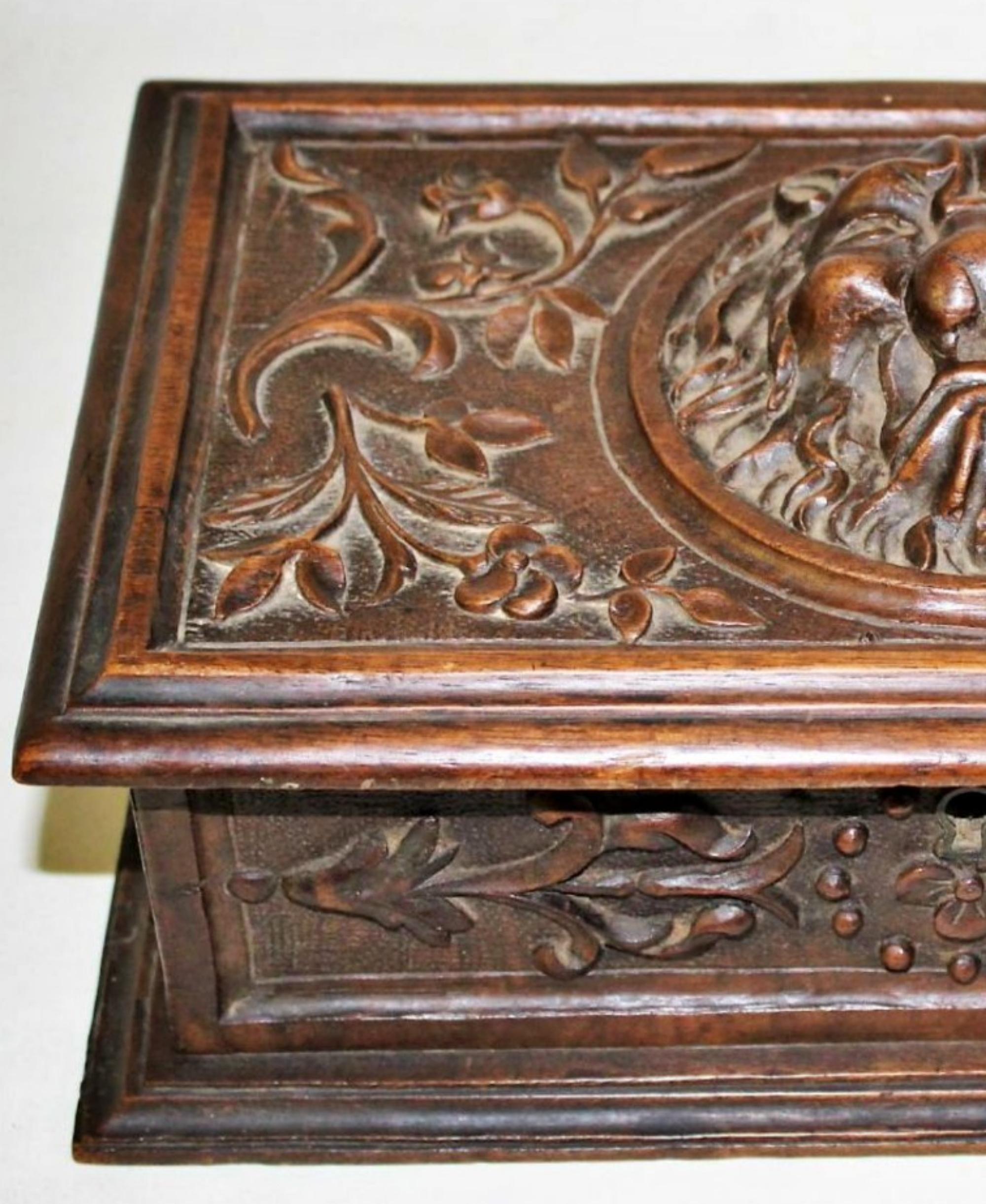 Italian Box in High Relief Carved Oak Wood 18th Century
on the top lid a lion's head in relief. 
Dim. 14x30x18 cm
very good condition

