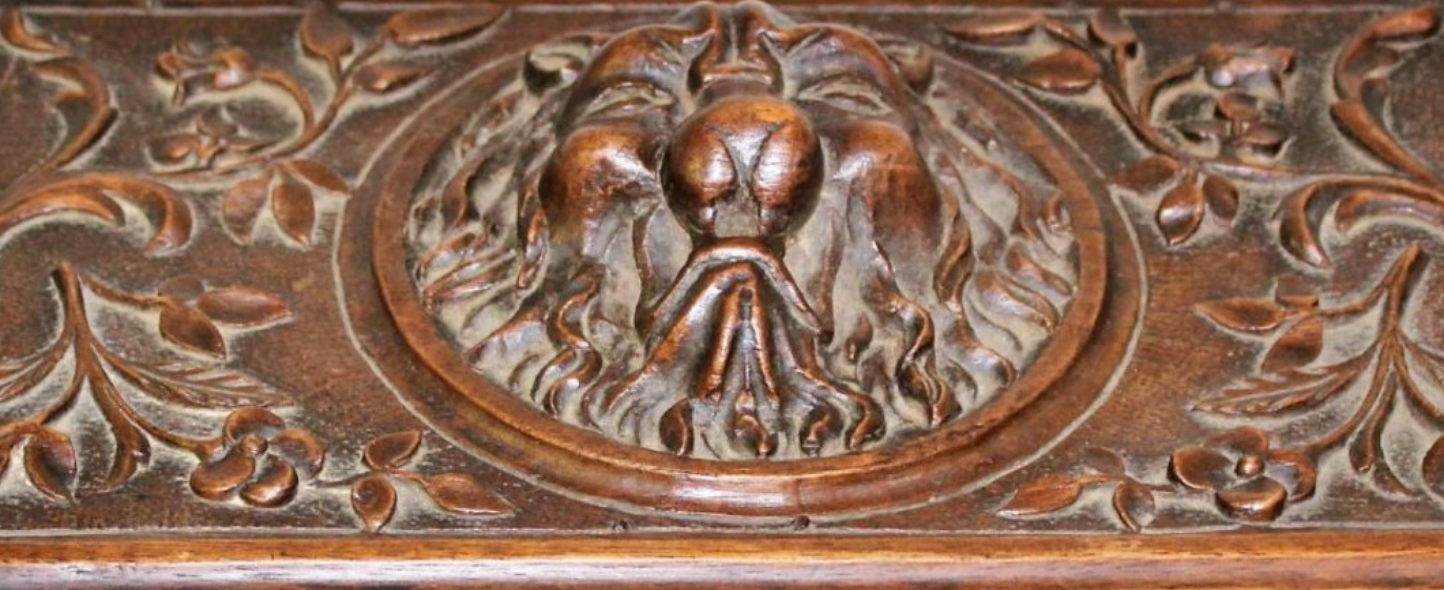 Hand-Crafted Italian Box in High Relief Carved Oak Wood 18th Century For Sale