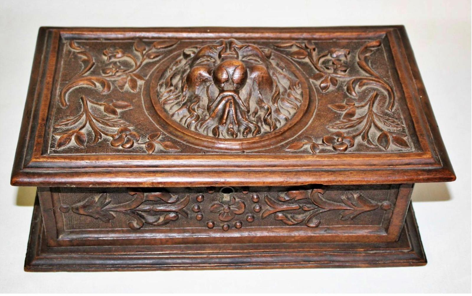 Italian Box in High Relief Carved Oak Wood 18th Century In Good Condition For Sale In Madrid, ES