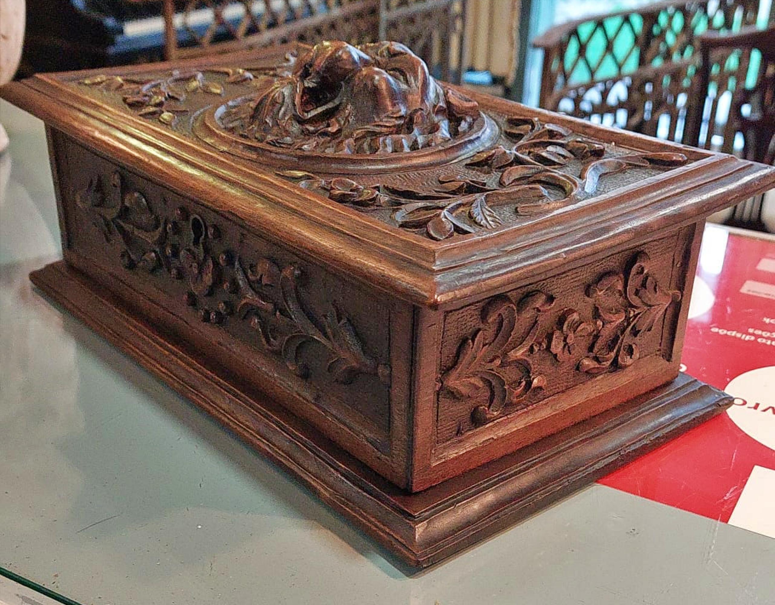 18th Century and Earlier Italian Box in High Relief Carved Oak Wood 18th Century For Sale