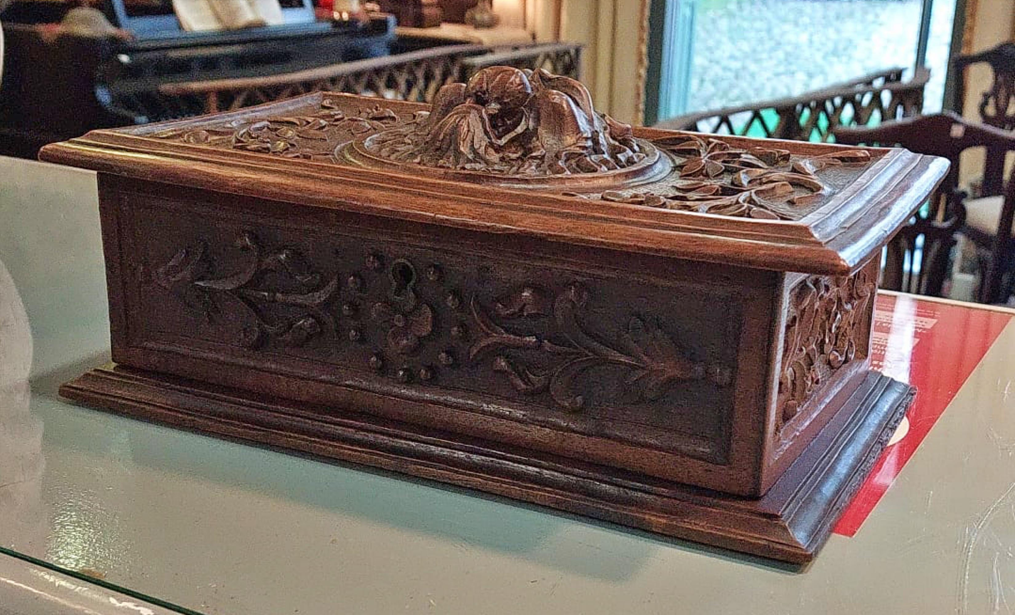 Italian Box in High Relief Carved Oak Wood 18th Century For Sale 1