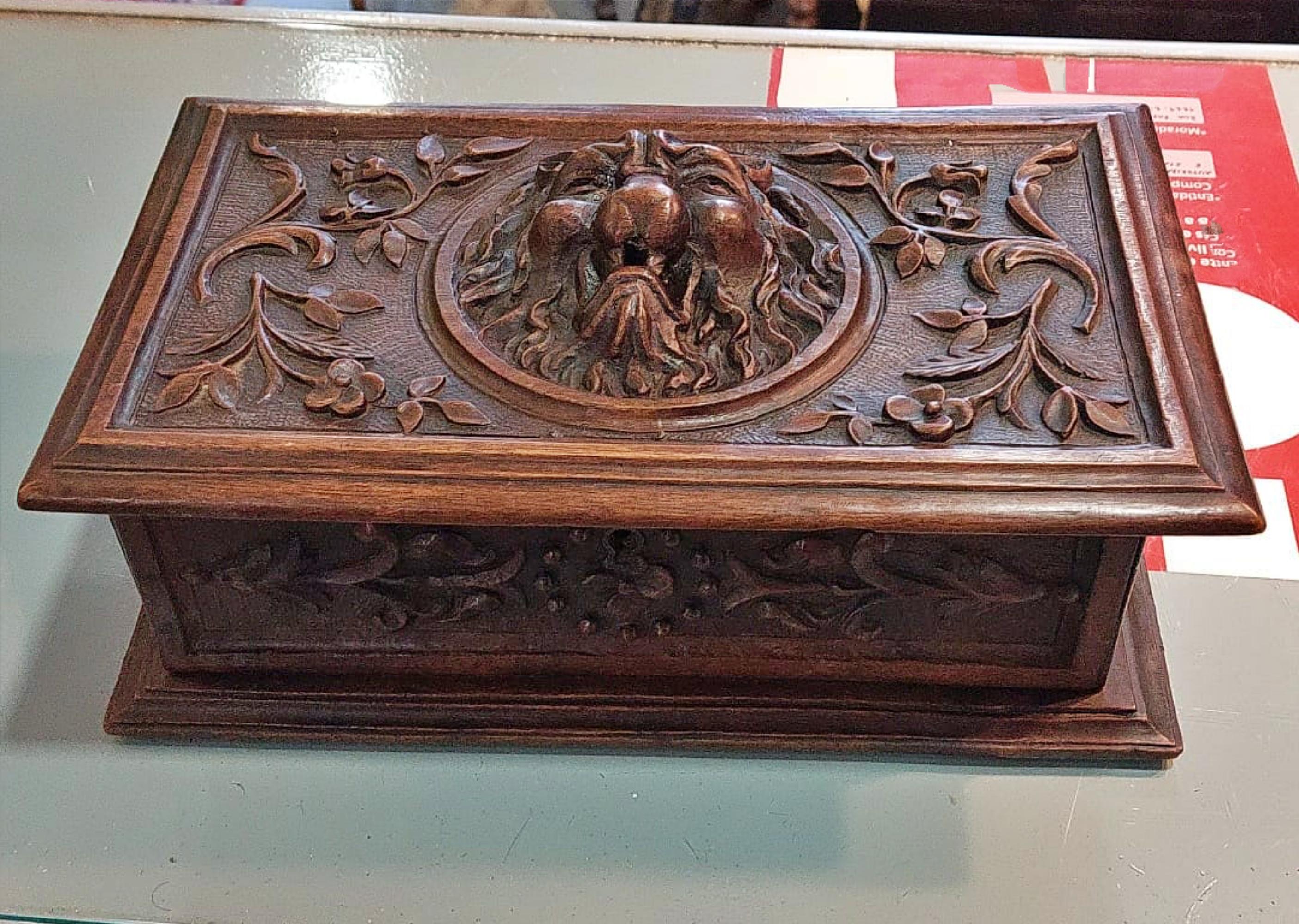 Italian Box in High Relief Carved Oak Wood 18th Century For Sale 2
