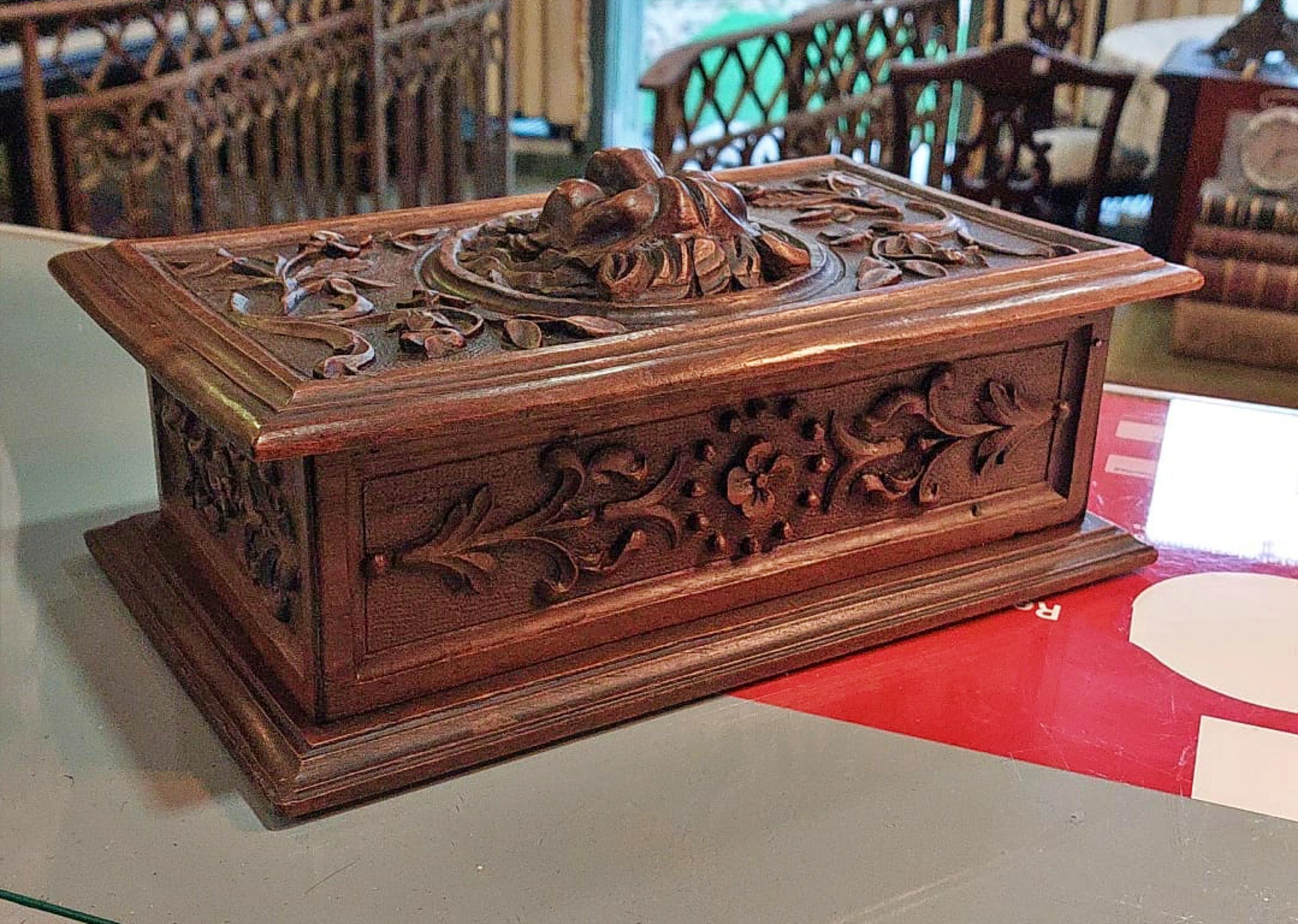 Italian Box in High Relief Carved Oak Wood 18th Century For Sale 3