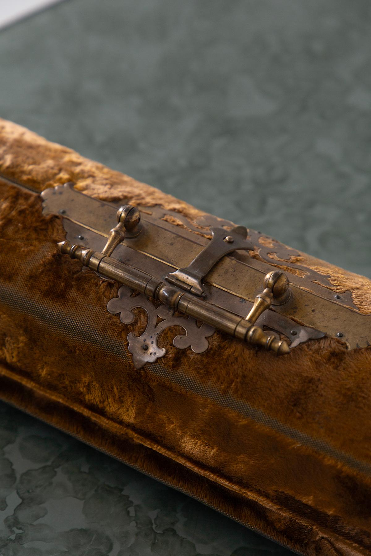 Estuche italiano y juego de teatro antiguo con guantes y prismáticos en venta 3