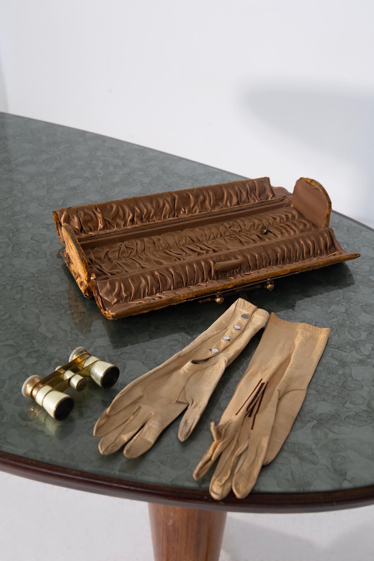 Estuche italiano y juego de teatro antiguo con guantes y prismáticos en venta 5
