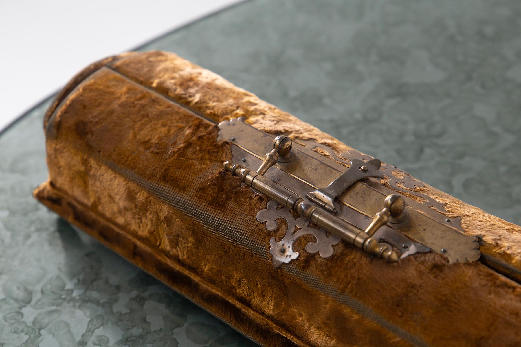 Estuche italiano y juego de teatro antiguo con guantes y prismáticos en venta 6