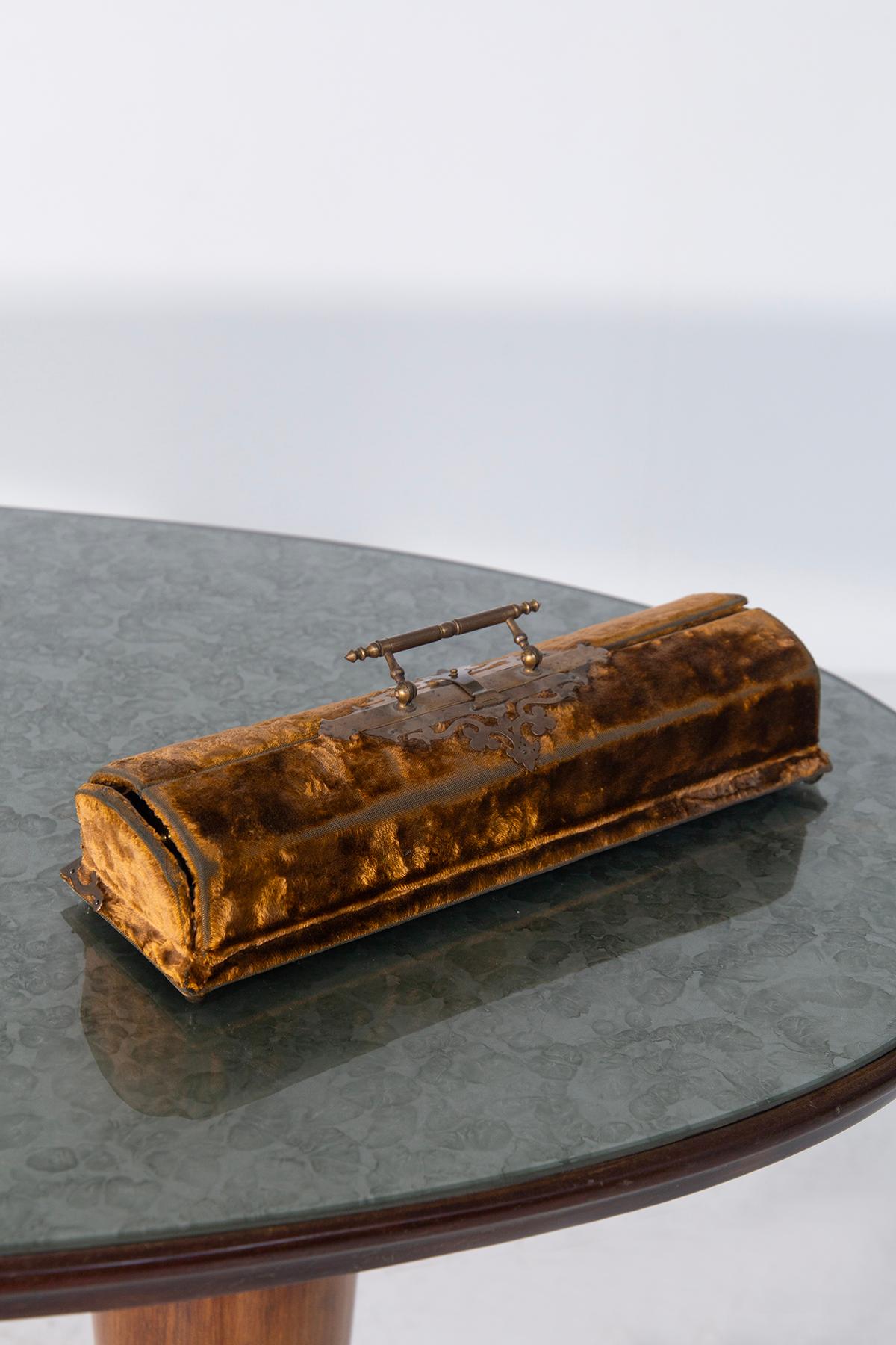 Estuche italiano y juego de teatro antiguo con guantes y prismáticos Art Nouveau en venta