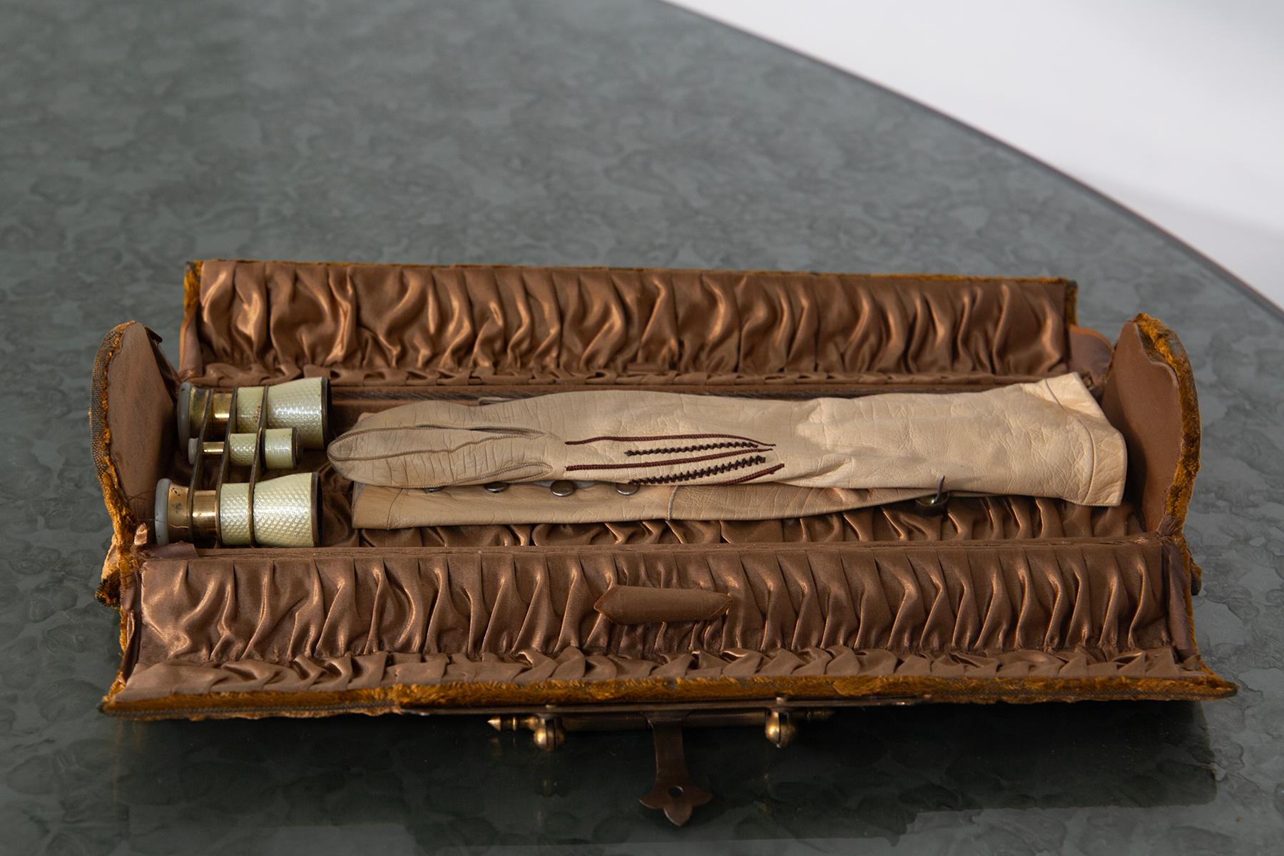 Estuche italiano y juego de teatro antiguo con guantes y prismáticos en Bueno estado para la venta en Milano, IT