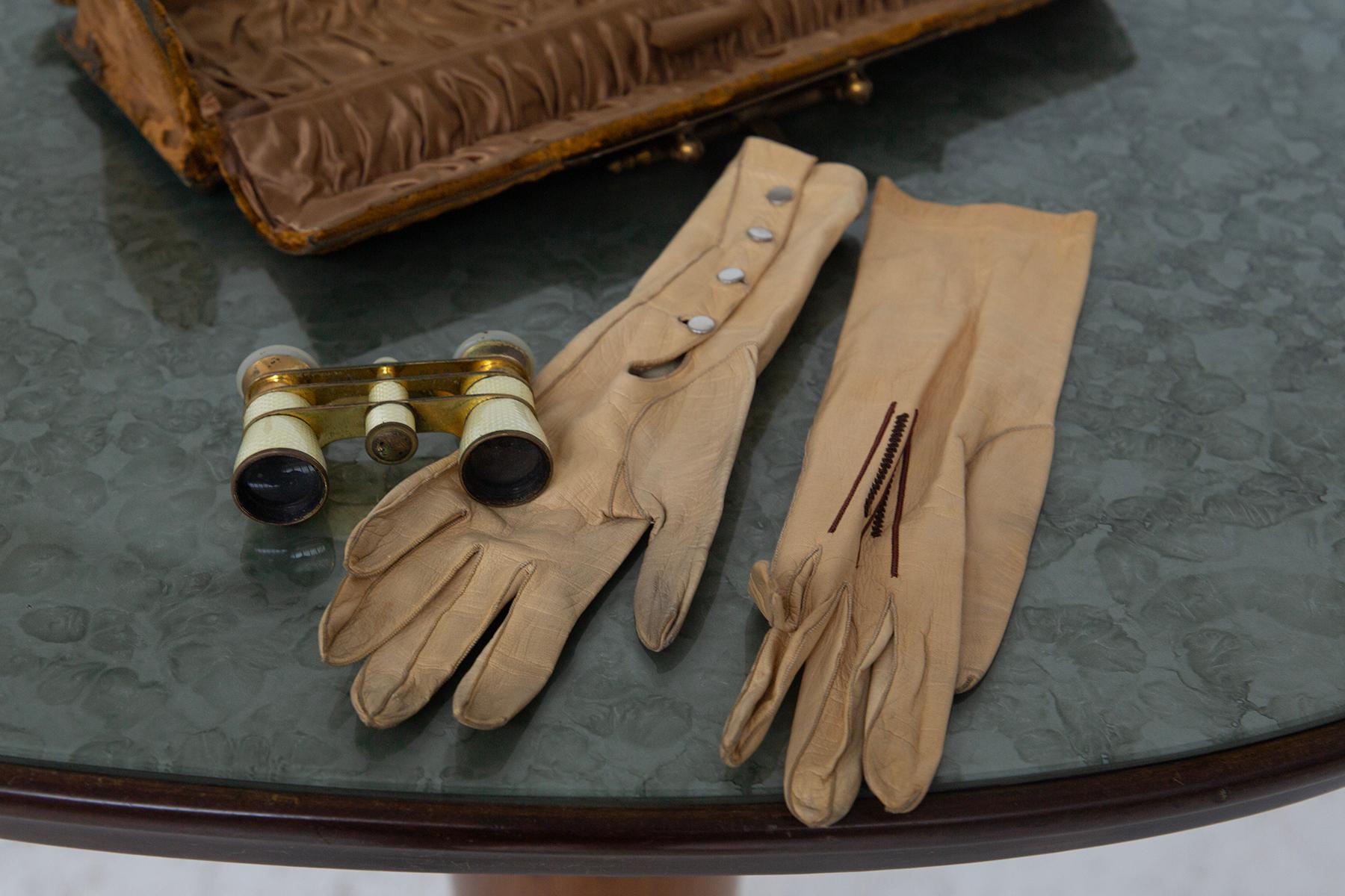 Estuche italiano y juego de teatro antiguo con guantes y prismáticos Early 20th Century en venta